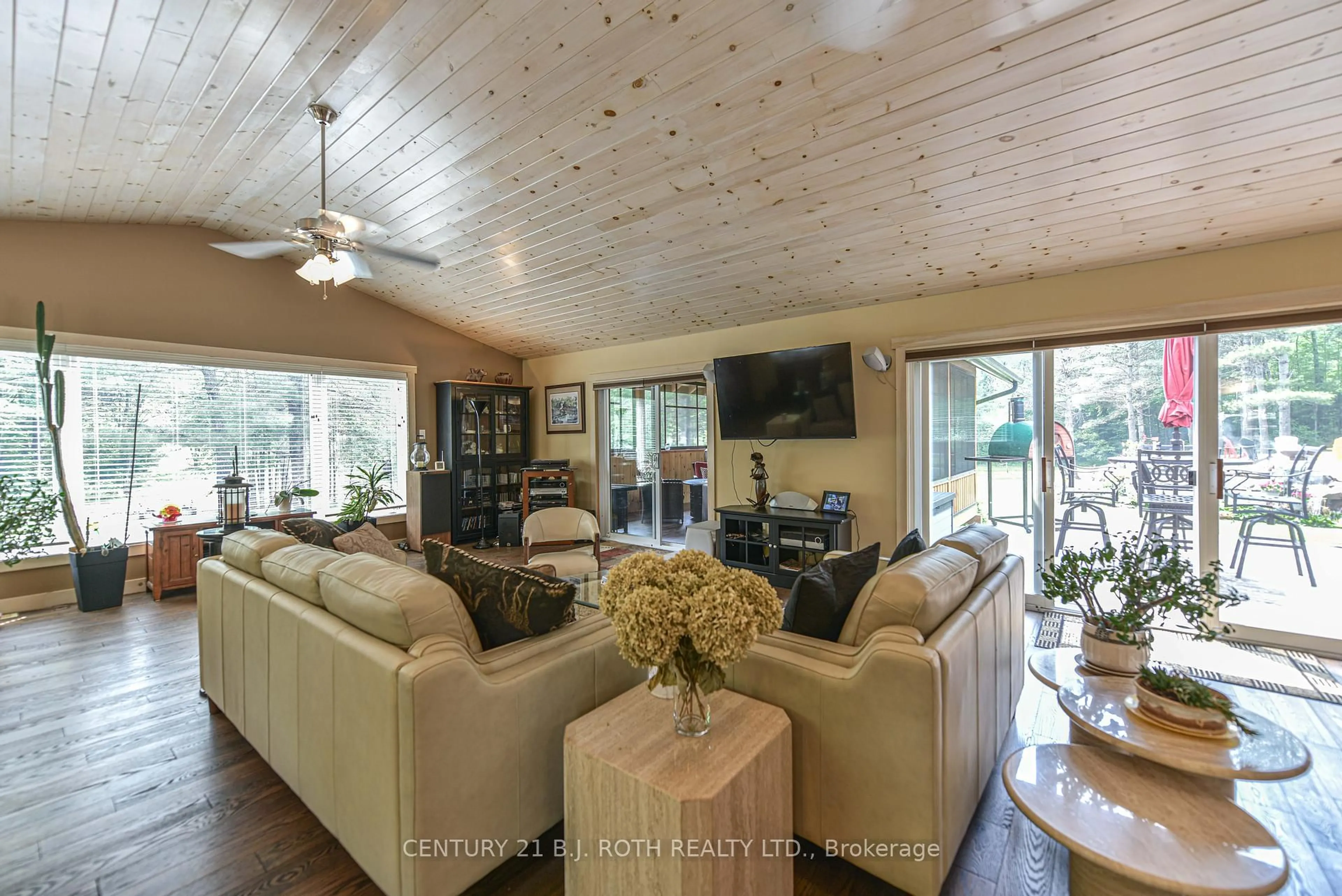 Living room with furniture, unknown for 2450 Irish Line, Severn Ontario L0K 1E0