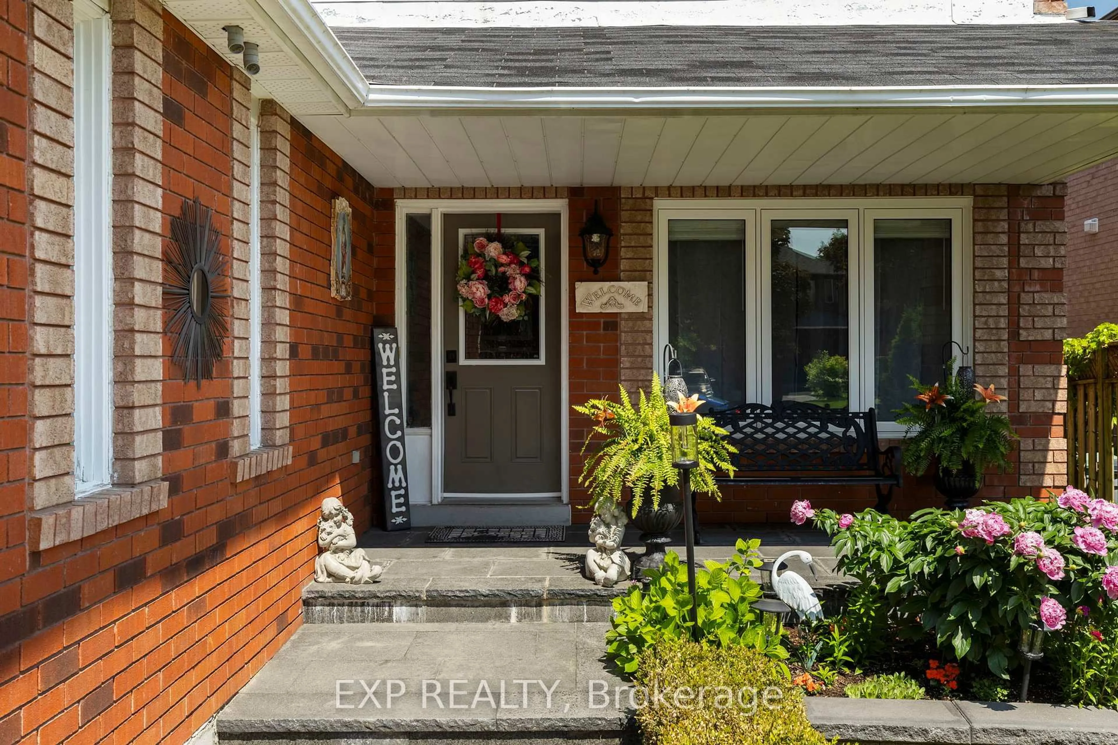 Indoor entryway for 90 Bishop Dr, Barrie Ontario L4N 7P4