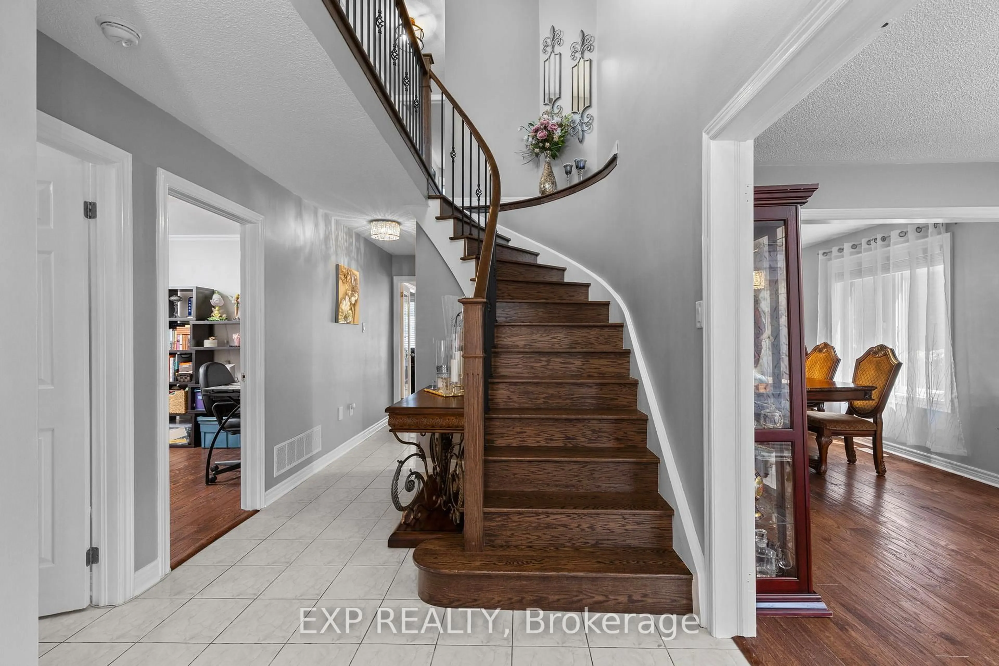 Indoor entryway for 90 Bishop Dr, Barrie Ontario L4N 7P4