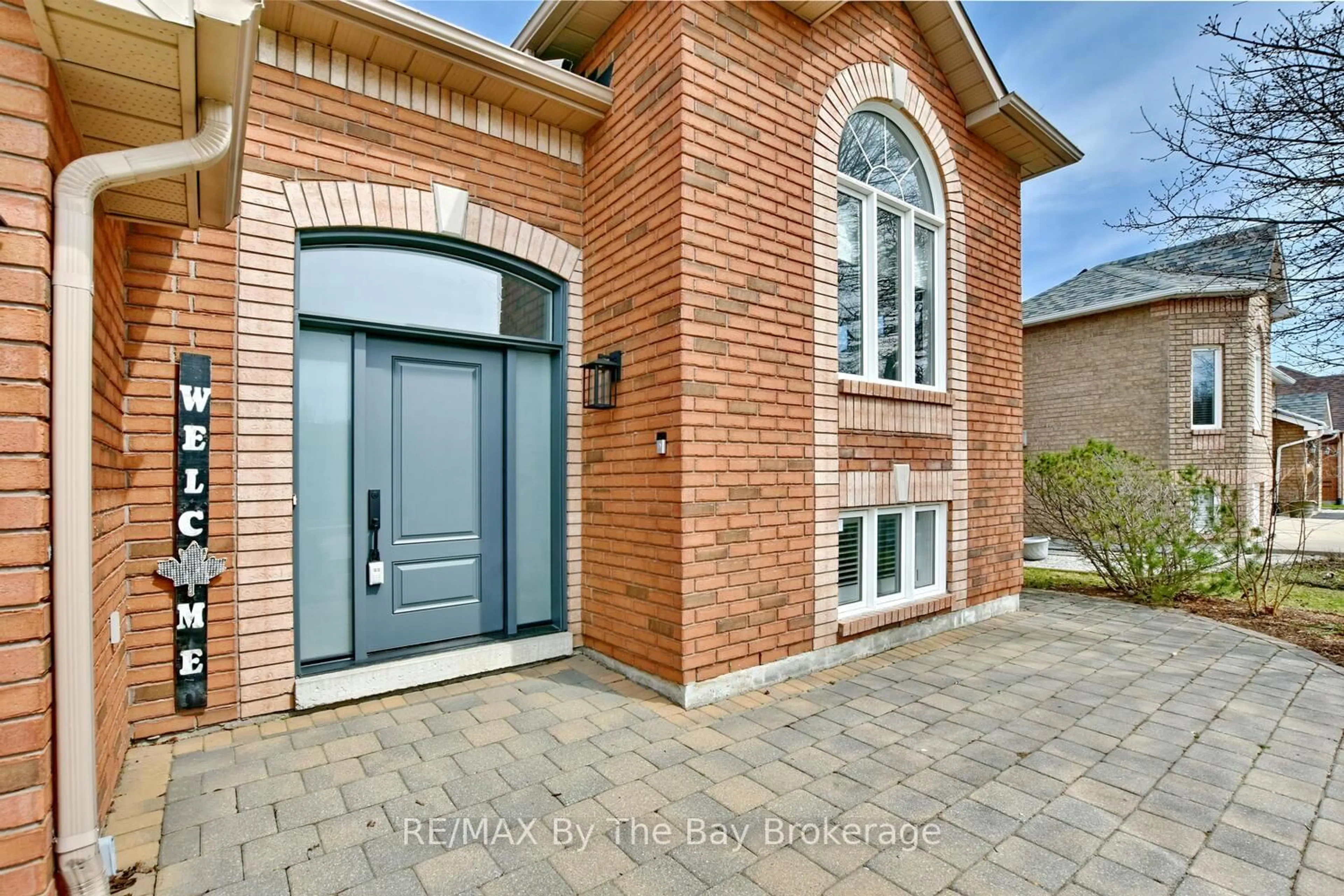 Home with brick exterior material, street for 424 Ramblewood Dr, Wasaga Beach Ontario L9Z 1P3