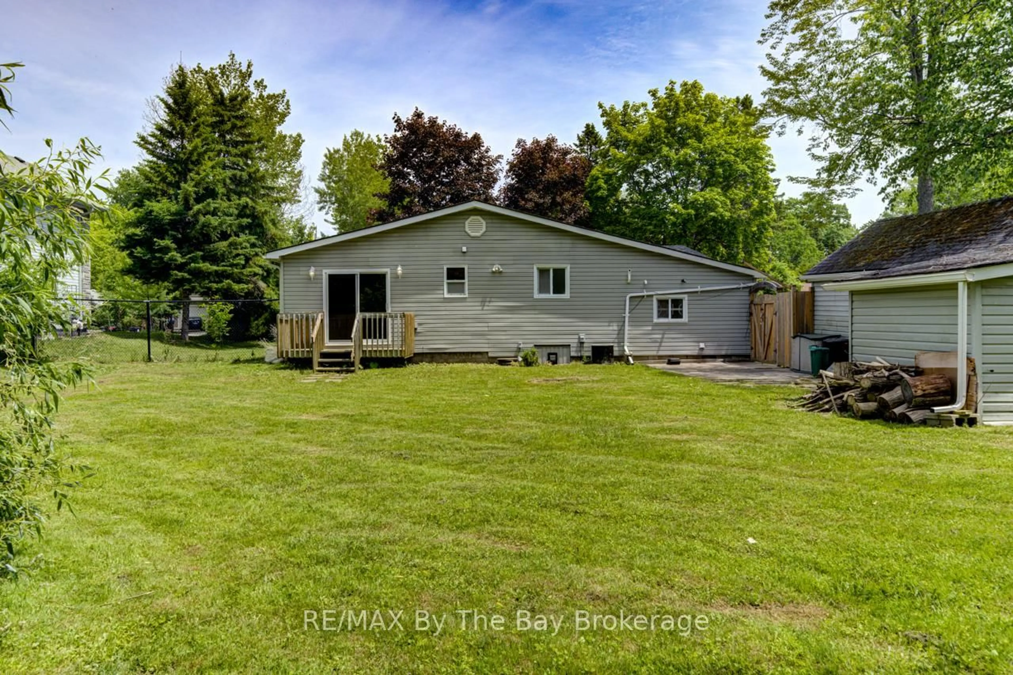 A pic from outside/outdoor area/front of a property/back of a property/a pic from drone, unknown for 58 47th St, Wasaga Beach Ontario L9Z 1Y6