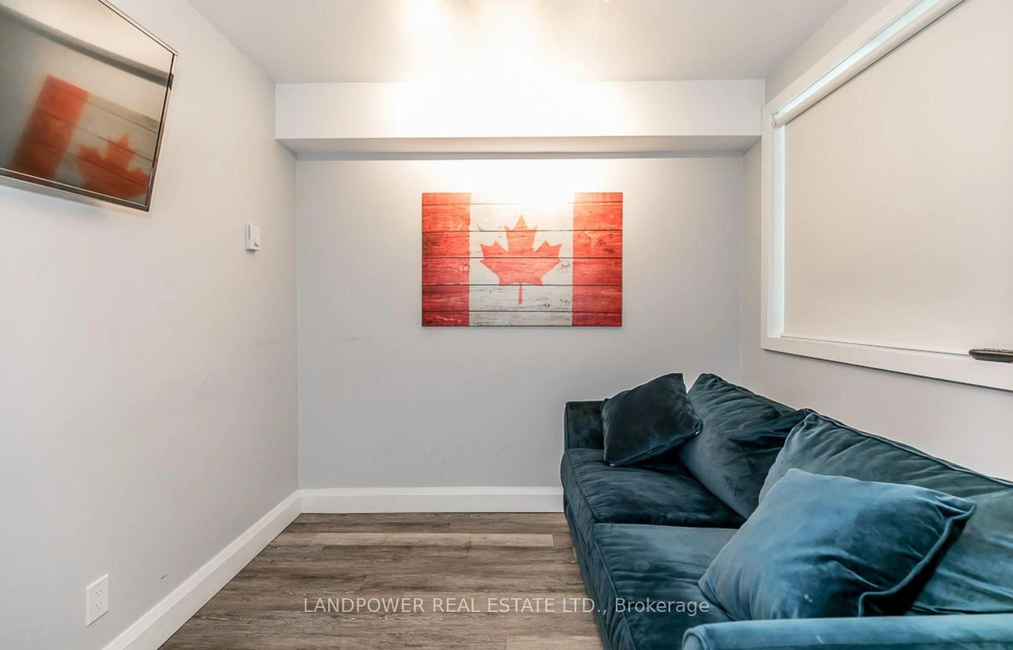 Living room with furniture, wood/laminate floor for 80 Horseshoe Blvd #101, Oro-Medonte Ontario L4M 4Y8