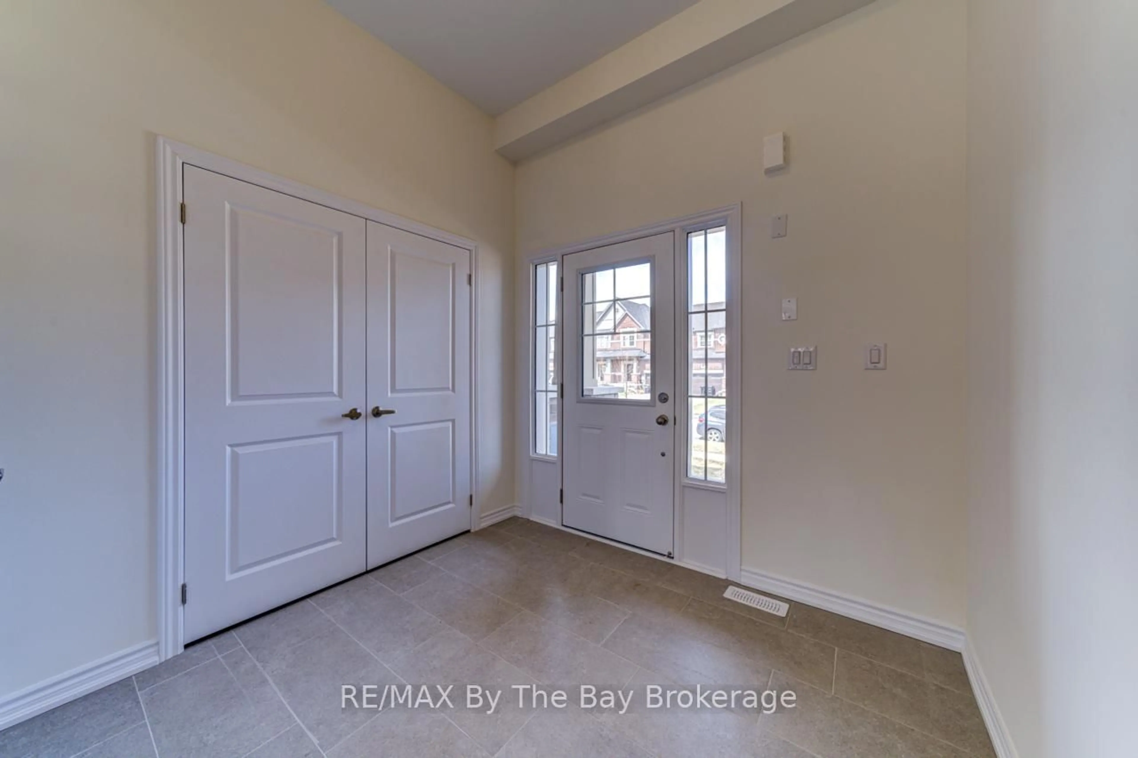 Indoor entryway for 8 Federica Cres, Wasaga Beach Ontario L9Z 0N6