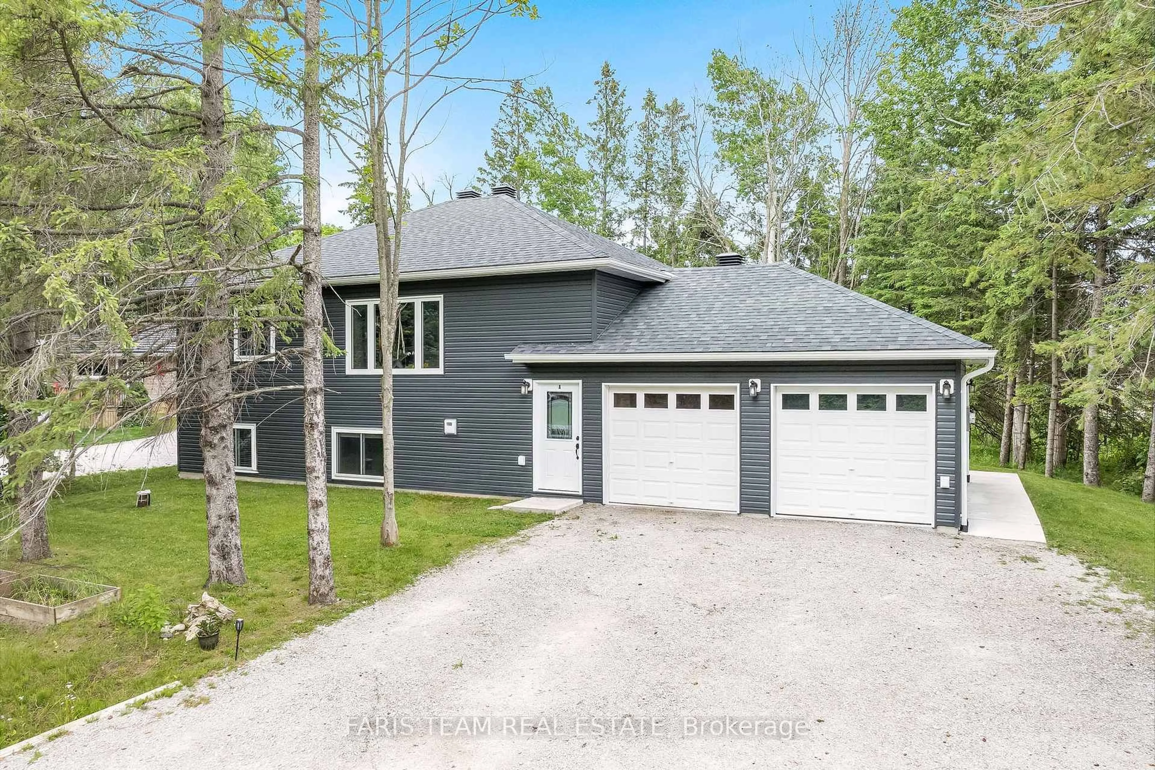 A pic from outside/outdoor area/front of a property/back of a property/a pic from drone, unknown for 2082 Centre Ave, Severn Ontario L3V 6H3