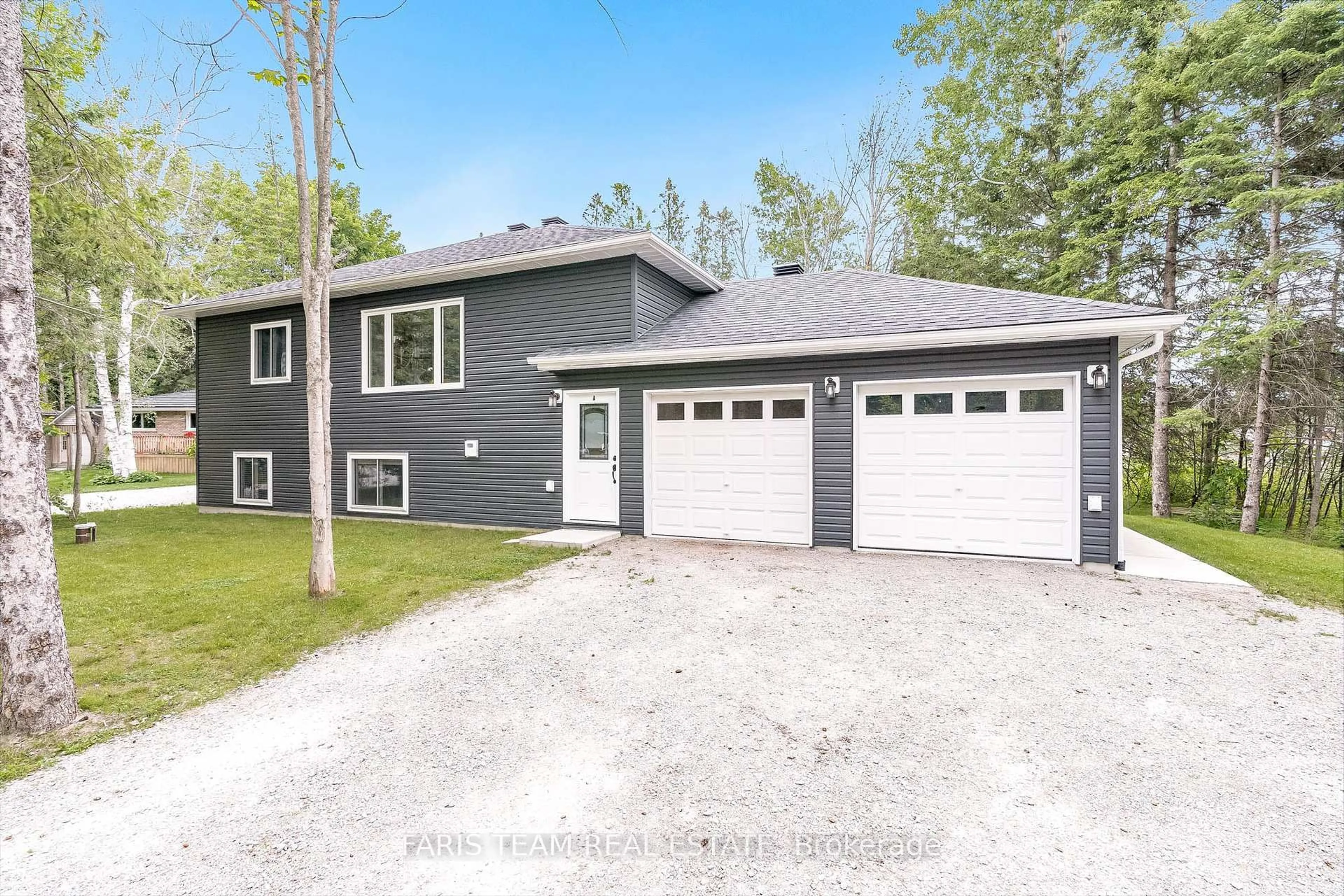 Home with vinyl exterior material, street for 2082 Centre Ave, Severn Ontario L3V 6H3