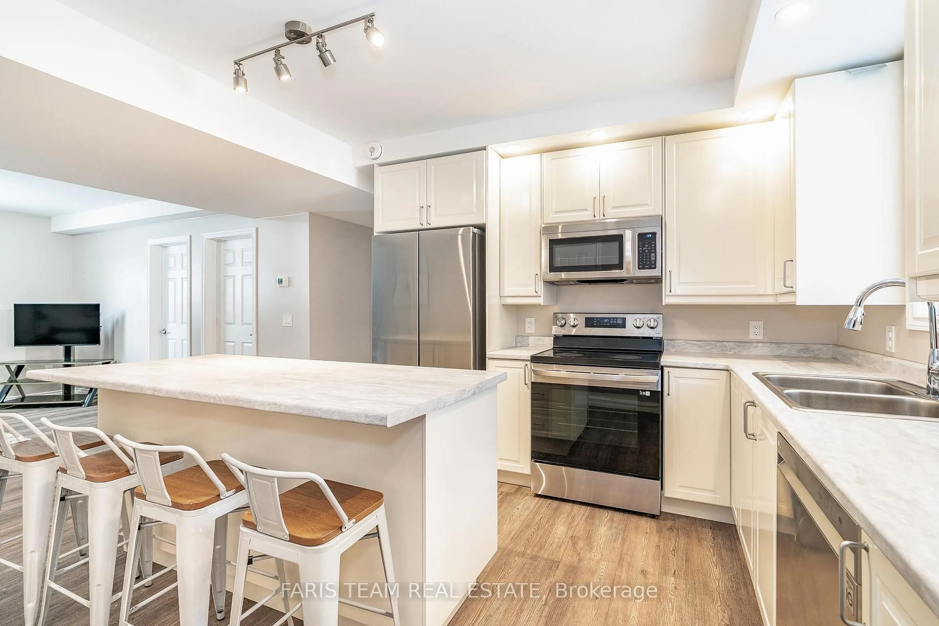 Open concept kitchen, unknown for 2082 Centre Ave, Severn Ontario L3V 6H3