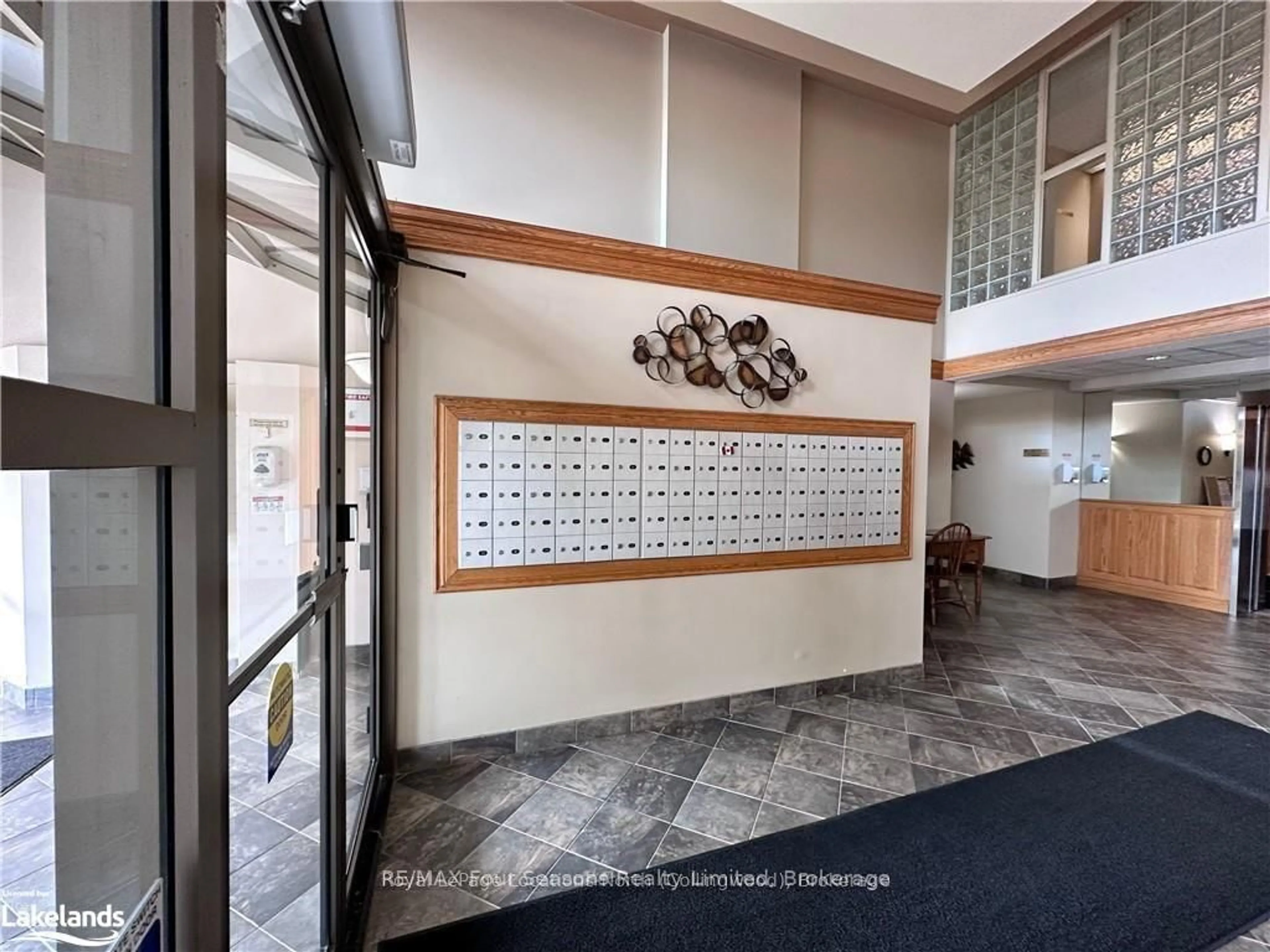 Indoor foyer for 172 Eighth St #316, Collingwood Ontario L9Y 4T2