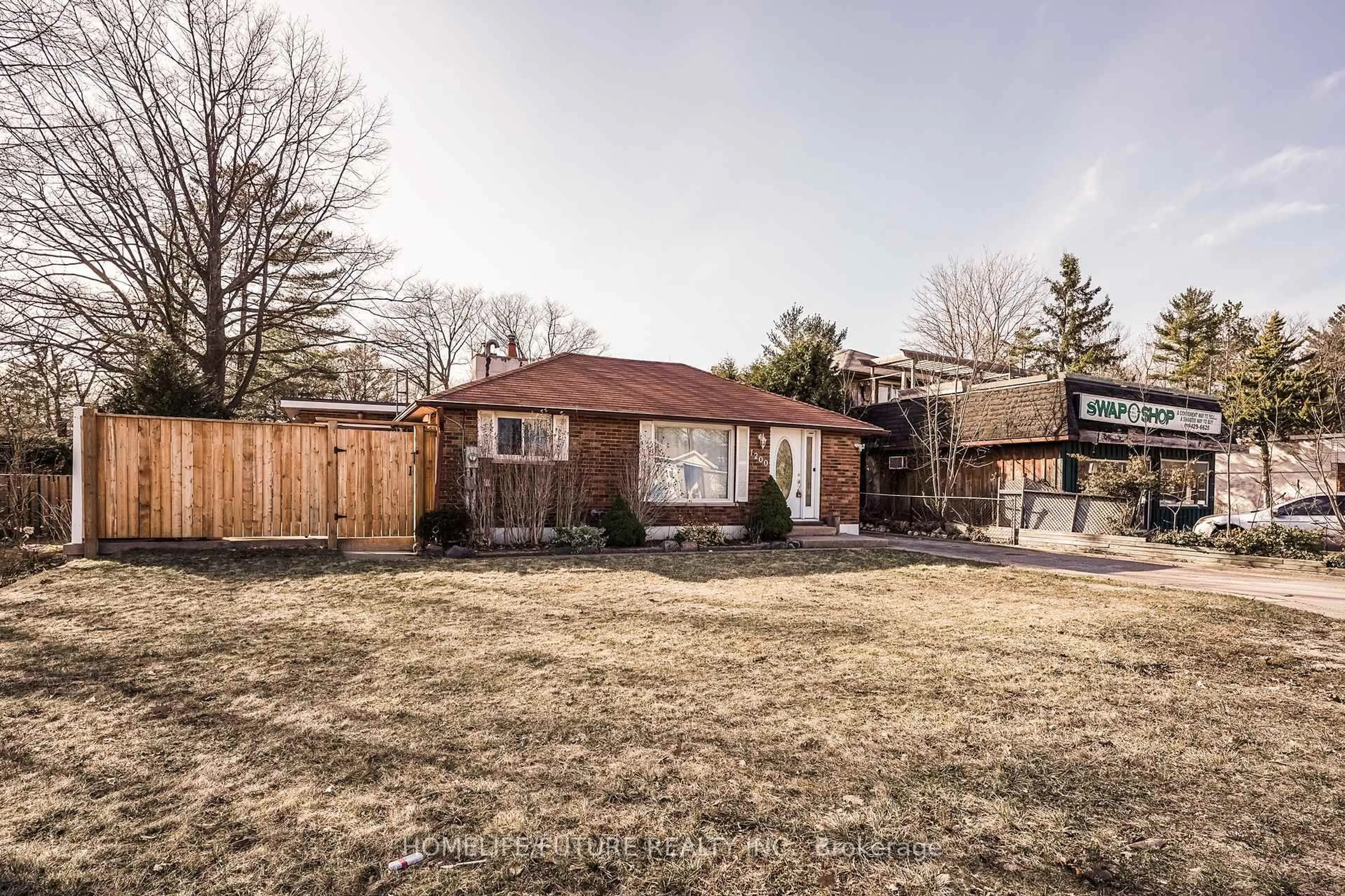 A pic from outside/outdoor area/front of a property/back of a property/a pic from drone, street for 1200 Mosley St, Wasaga Beach Ontario L9Z 2E7