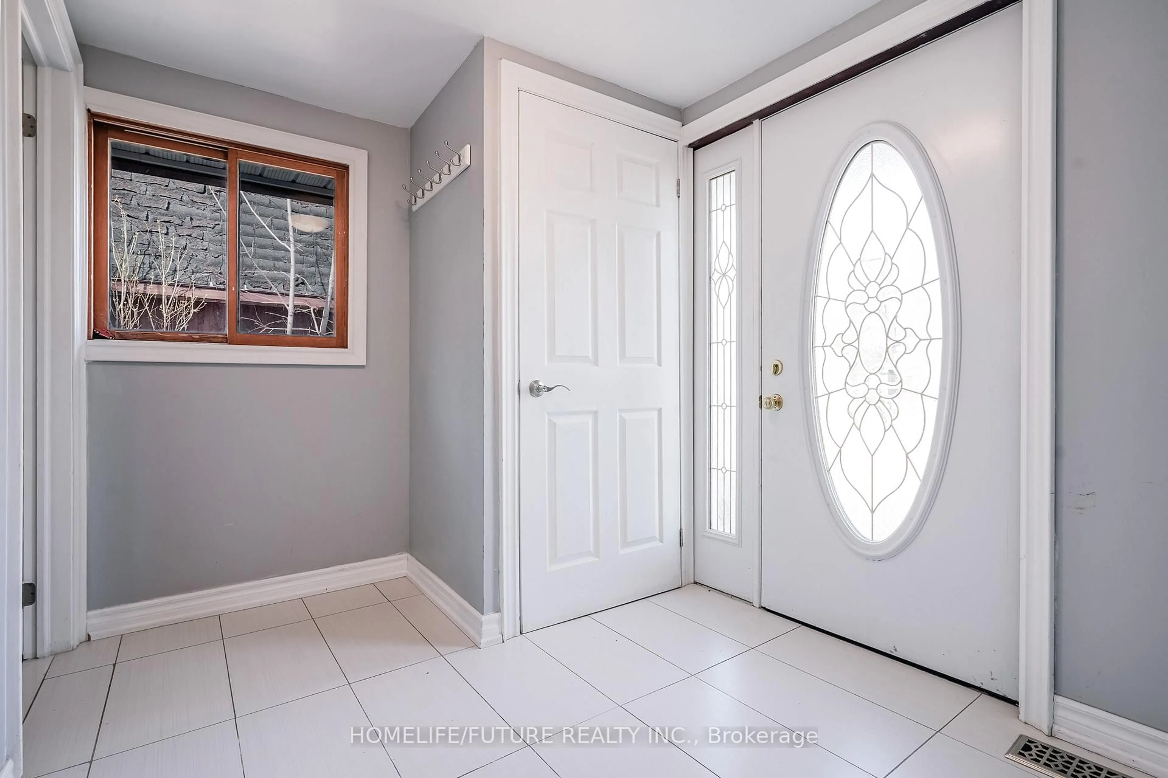 Indoor entryway for 1200 Mosley St, Wasaga Beach Ontario L9Z 2E7