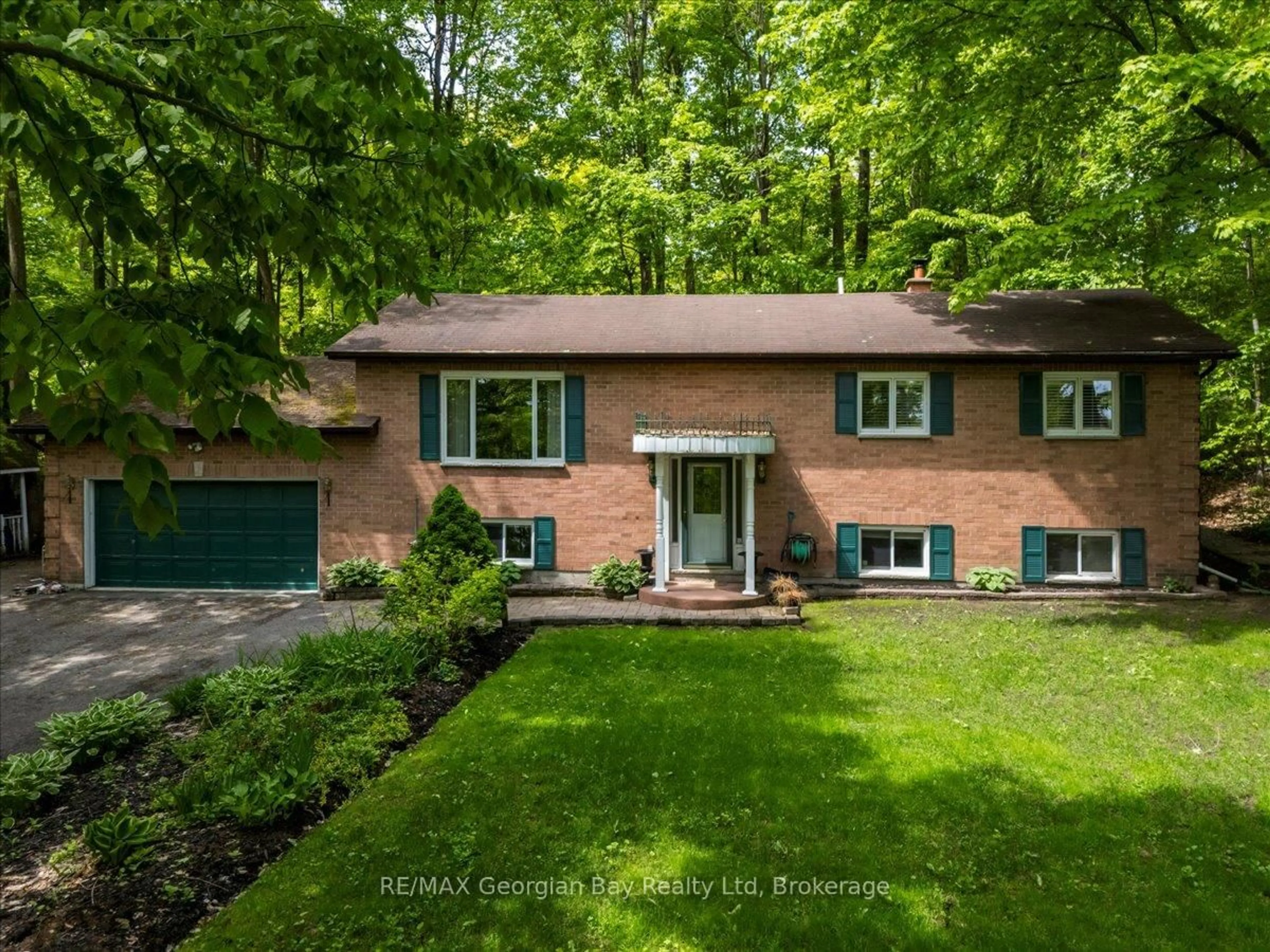 Home with brick exterior material, forest/trees view for 31 Lakeview Cres, Tiny Ontario L9M 1R2