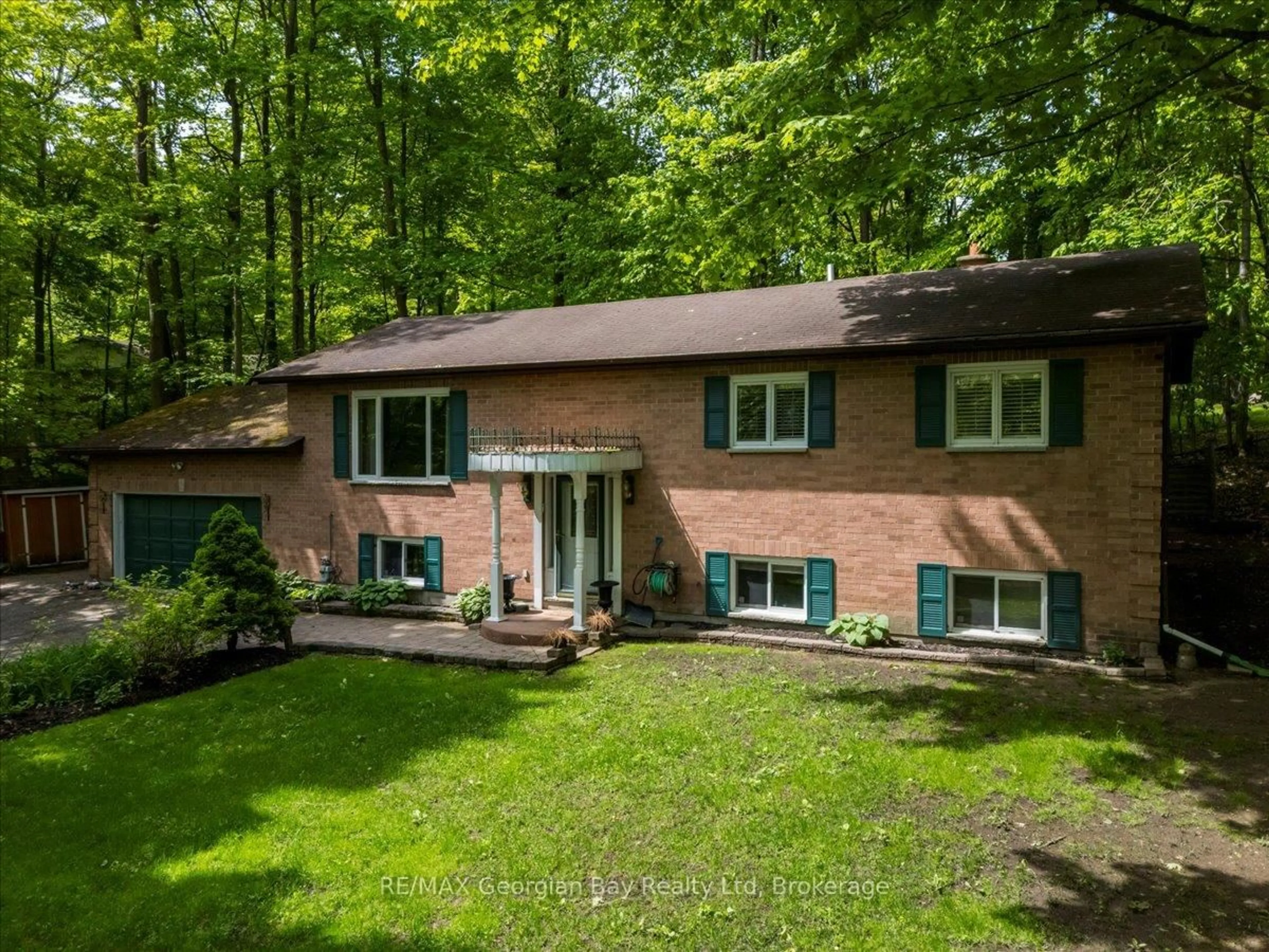 Home with vinyl exterior material, forest/trees view for 31 Lakeview Cres, Tiny Ontario L9M 1R2
