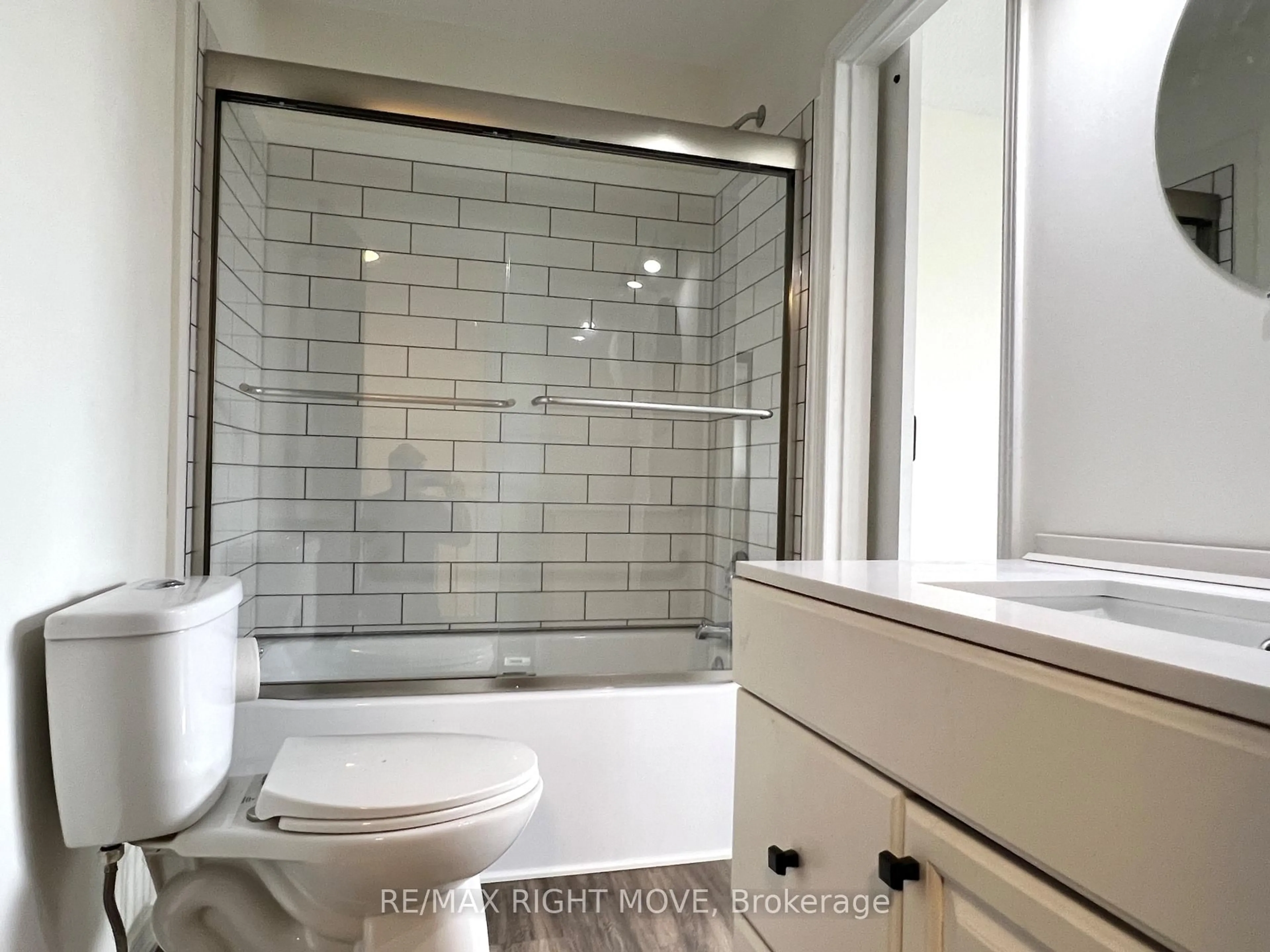 Standard bathroom, ceramic/tile floor for 25 South St #103, Orillia Ontario L3V 7M7