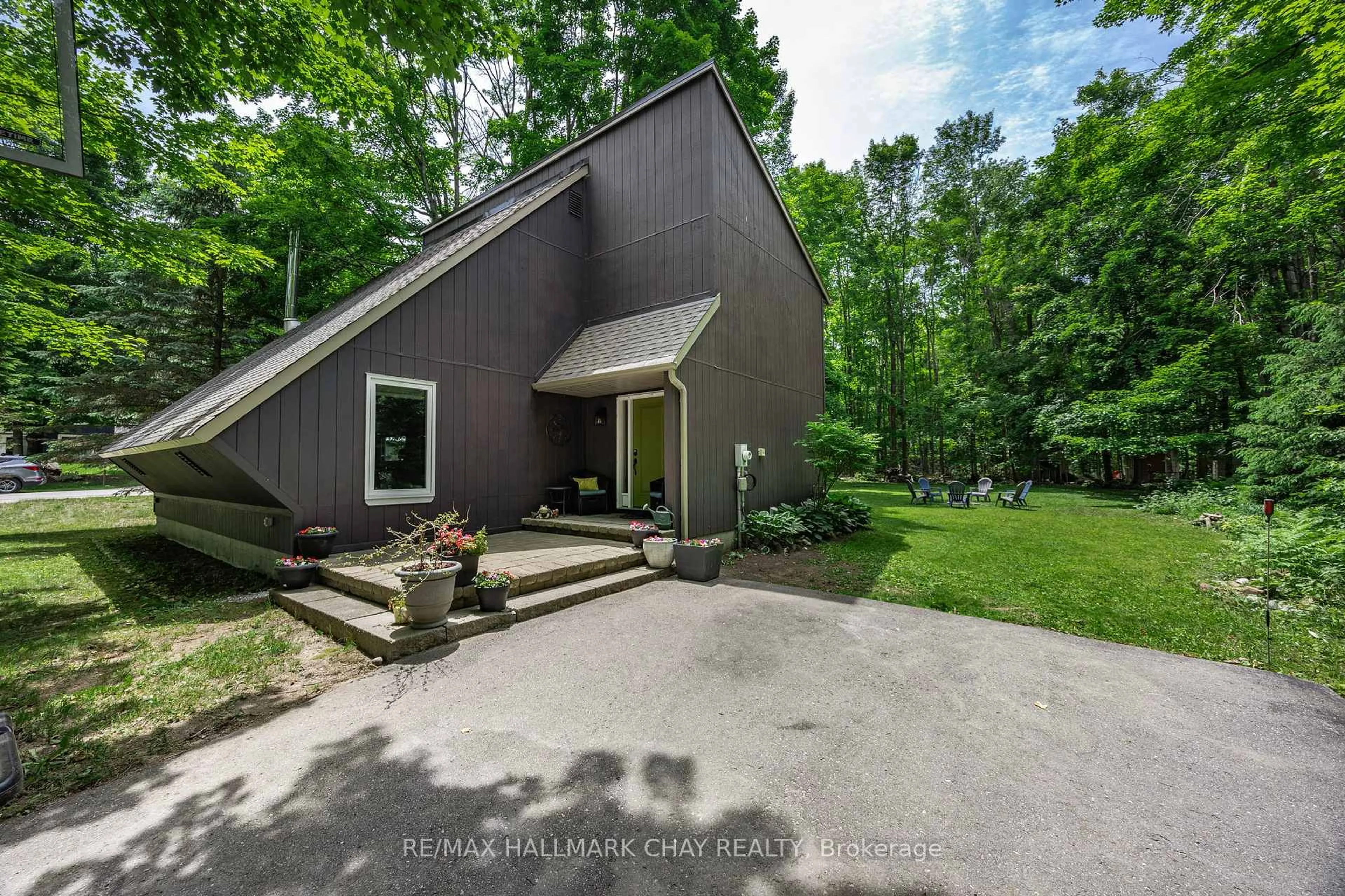A pic from outside/outdoor area/front of a property/back of a property/a pic from drone, unknown for 26 Cherry Tr, Oro-Medonte Ontario L0K 1E0