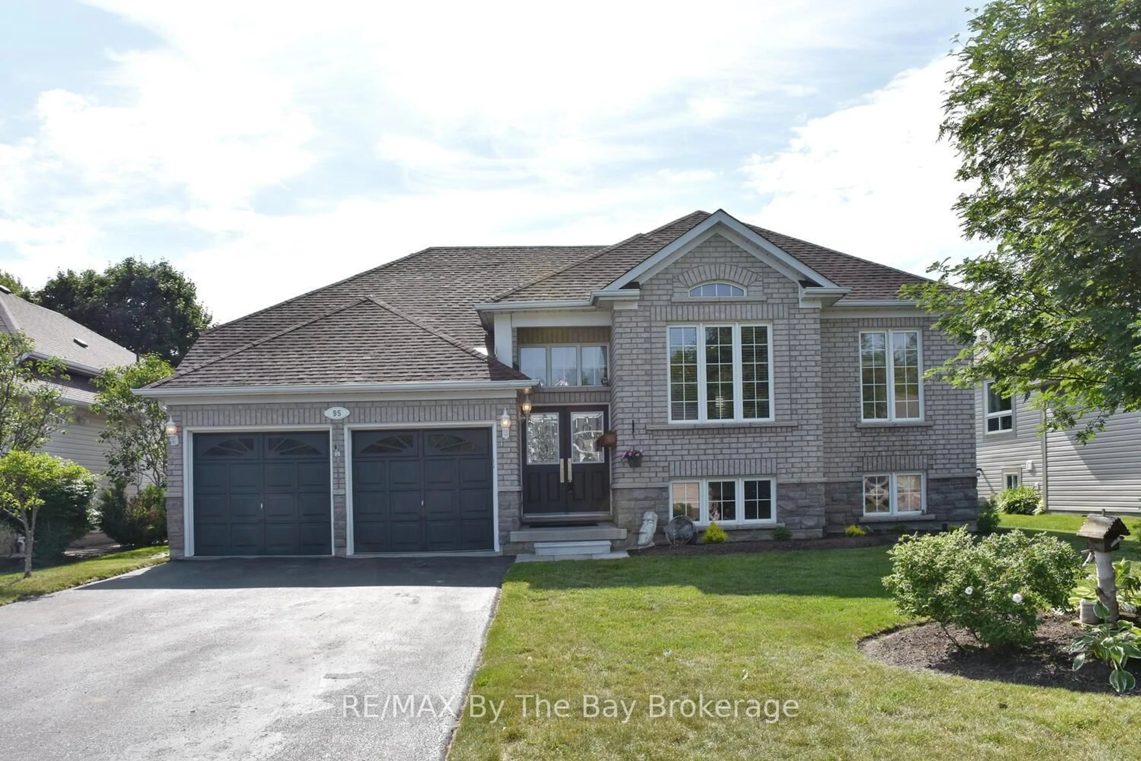 Home with brick exterior material, street for 95 Royal Beech Dr, Wasaga Beach Ontario L9Z 1M5