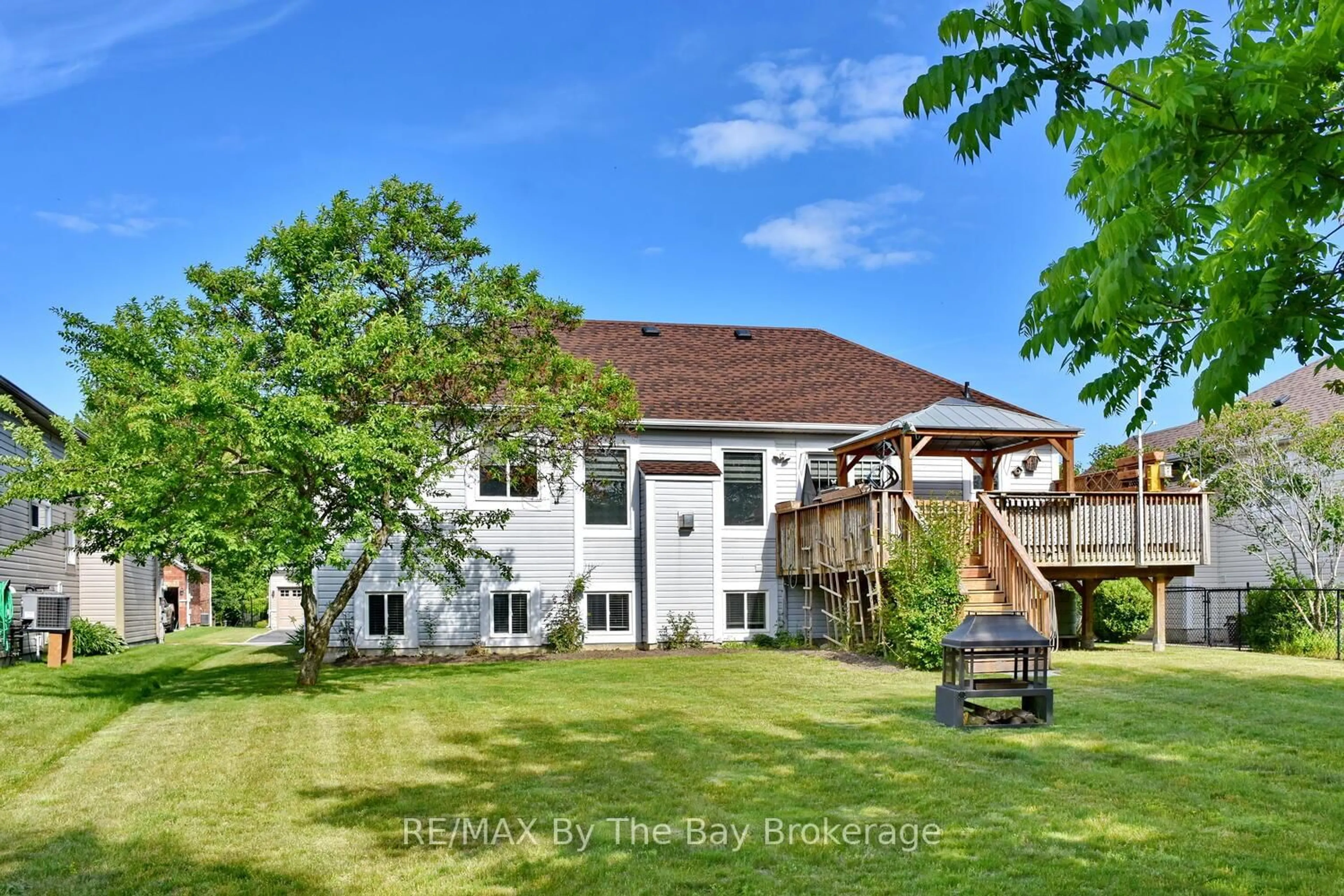 A pic from outside/outdoor area/front of a property/back of a property/a pic from drone, unknown for 95 Royal Beech Dr, Wasaga Beach Ontario L9Z 1M5