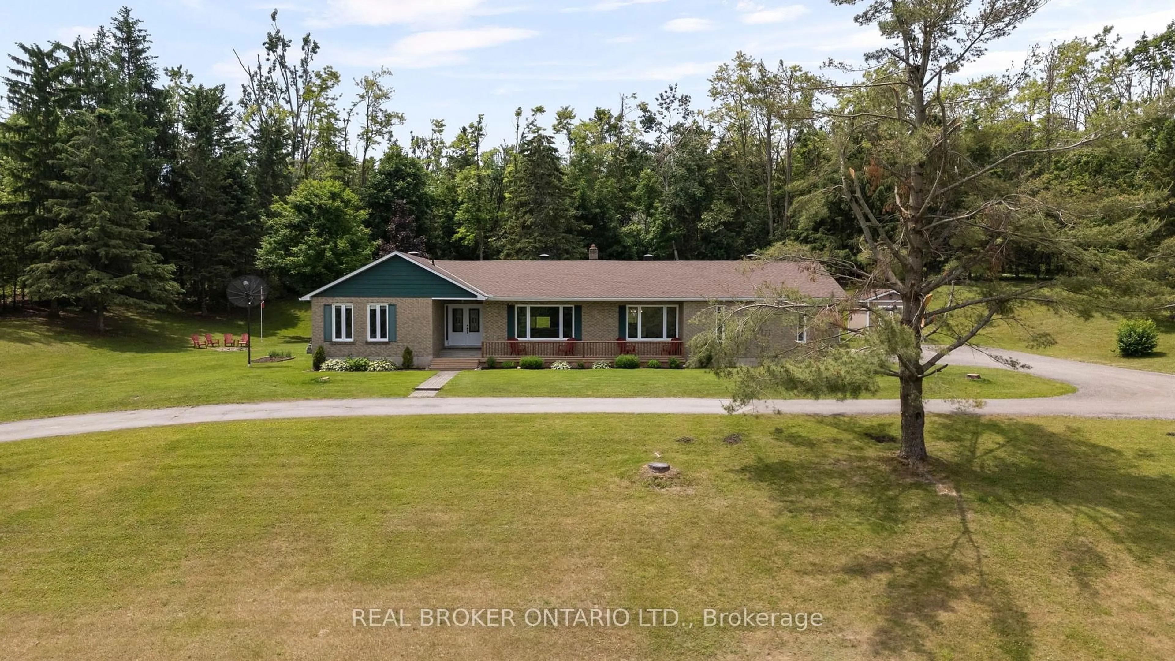 A pic from outside/outdoor area/front of a property/back of a property/a pic from drone, unknown for 32 Old Scotia Pl, Oro-Medonte Ontario L3V 6H2