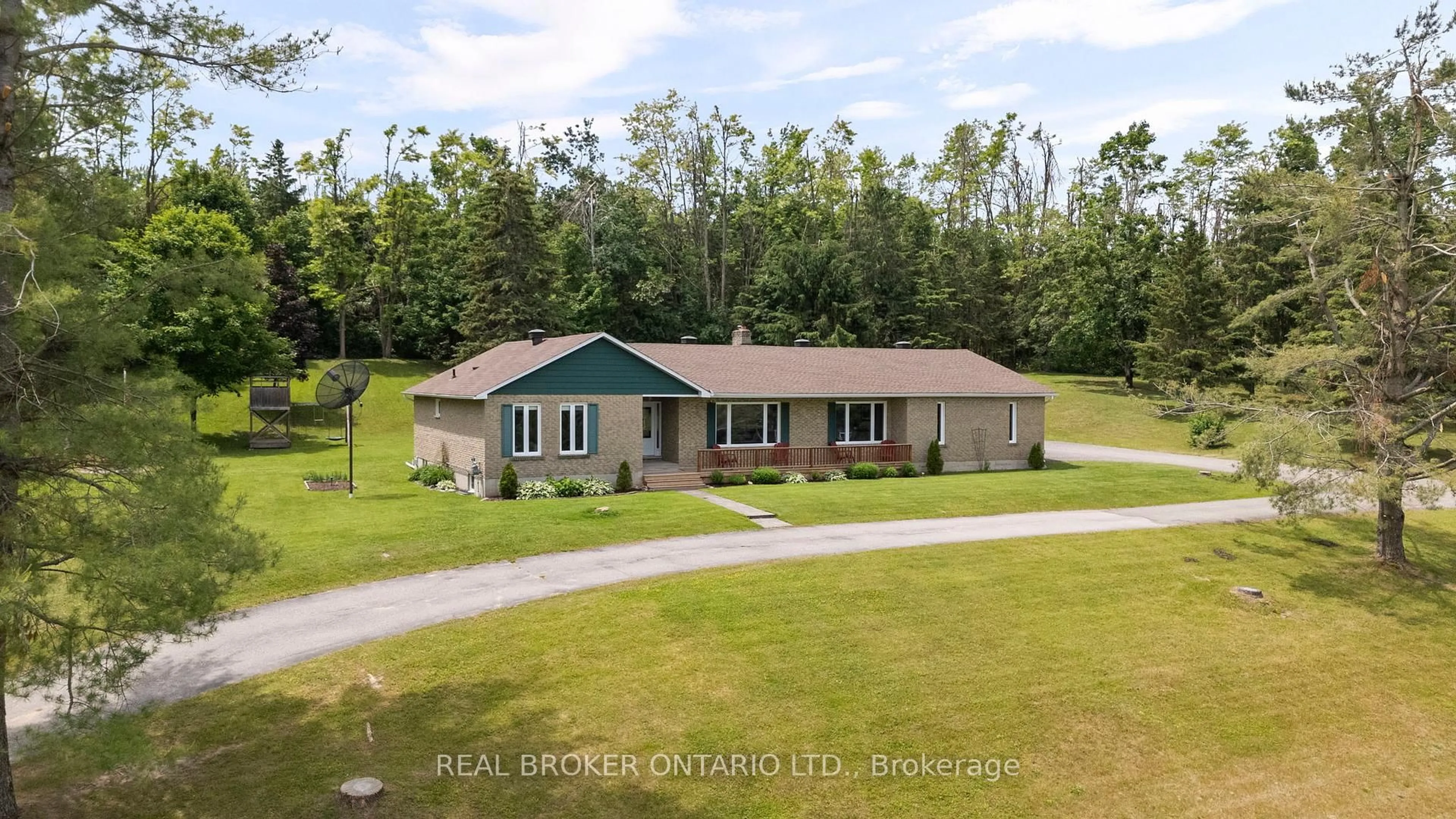 A pic from outside/outdoor area/front of a property/back of a property/a pic from drone, unknown for 32 Old Scotia Pl, Oro-Medonte Ontario L3V 6H2