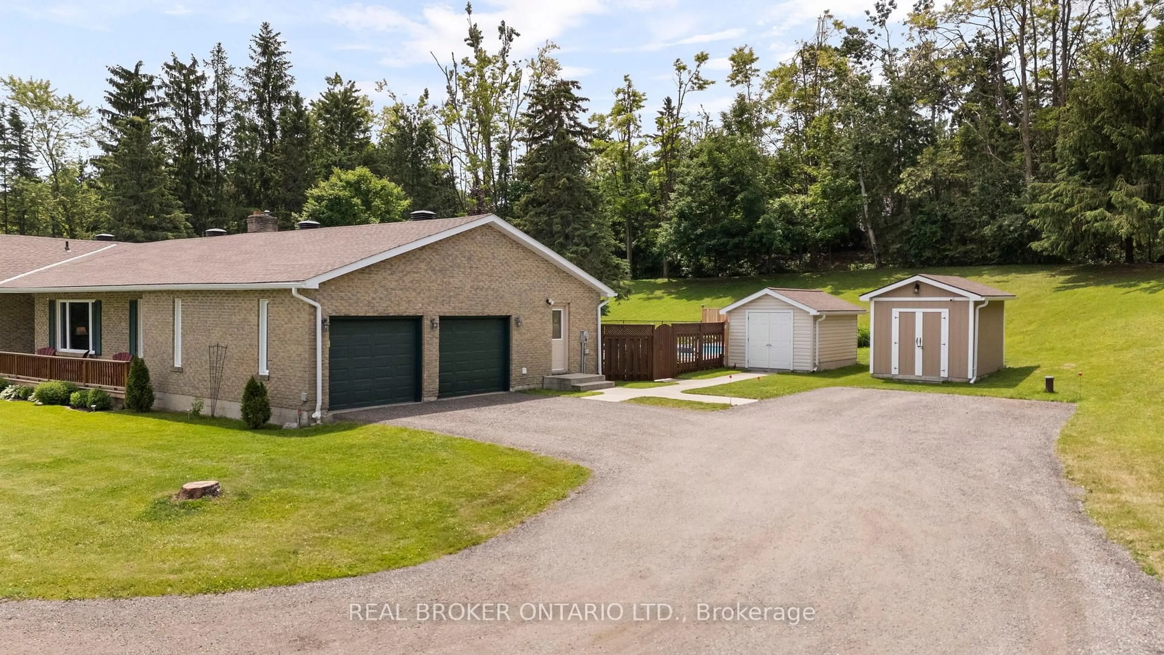 A pic from outside/outdoor area/front of a property/back of a property/a pic from drone, street for 32 Old Scotia Pl, Oro-Medonte Ontario L3V 6H2