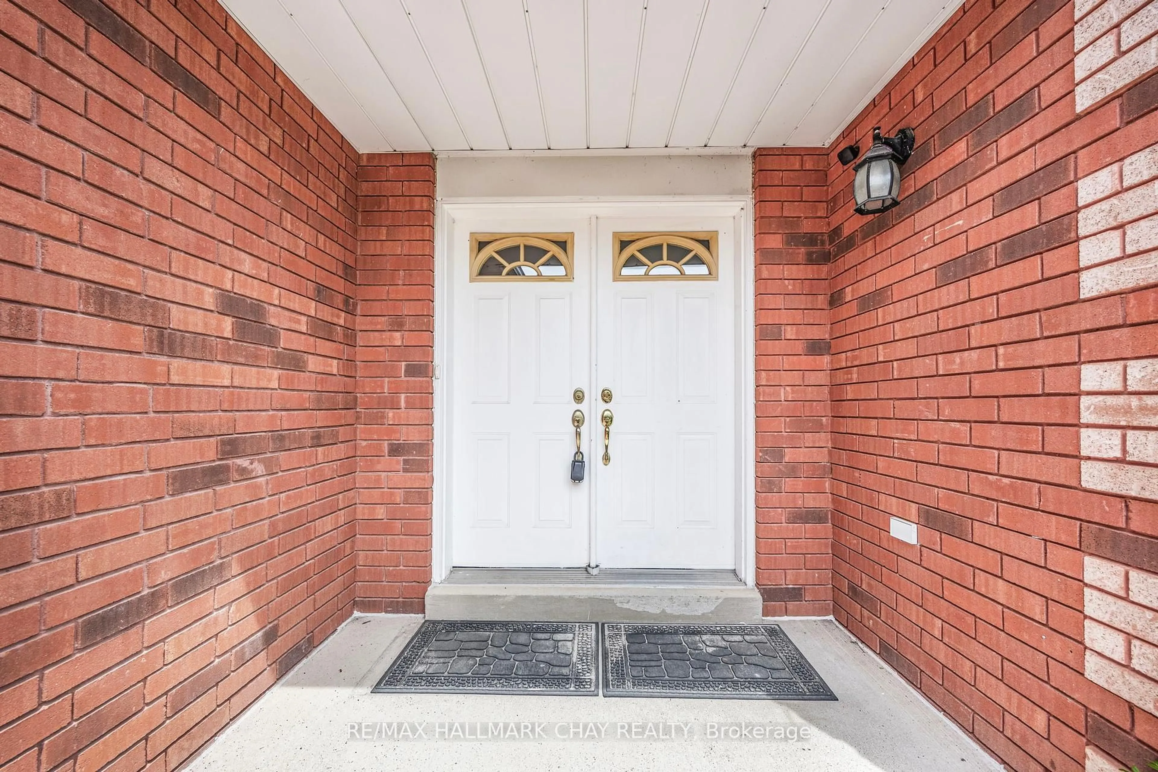 Indoor entryway for 132 James St, Barrie Ontario L4N 6X9