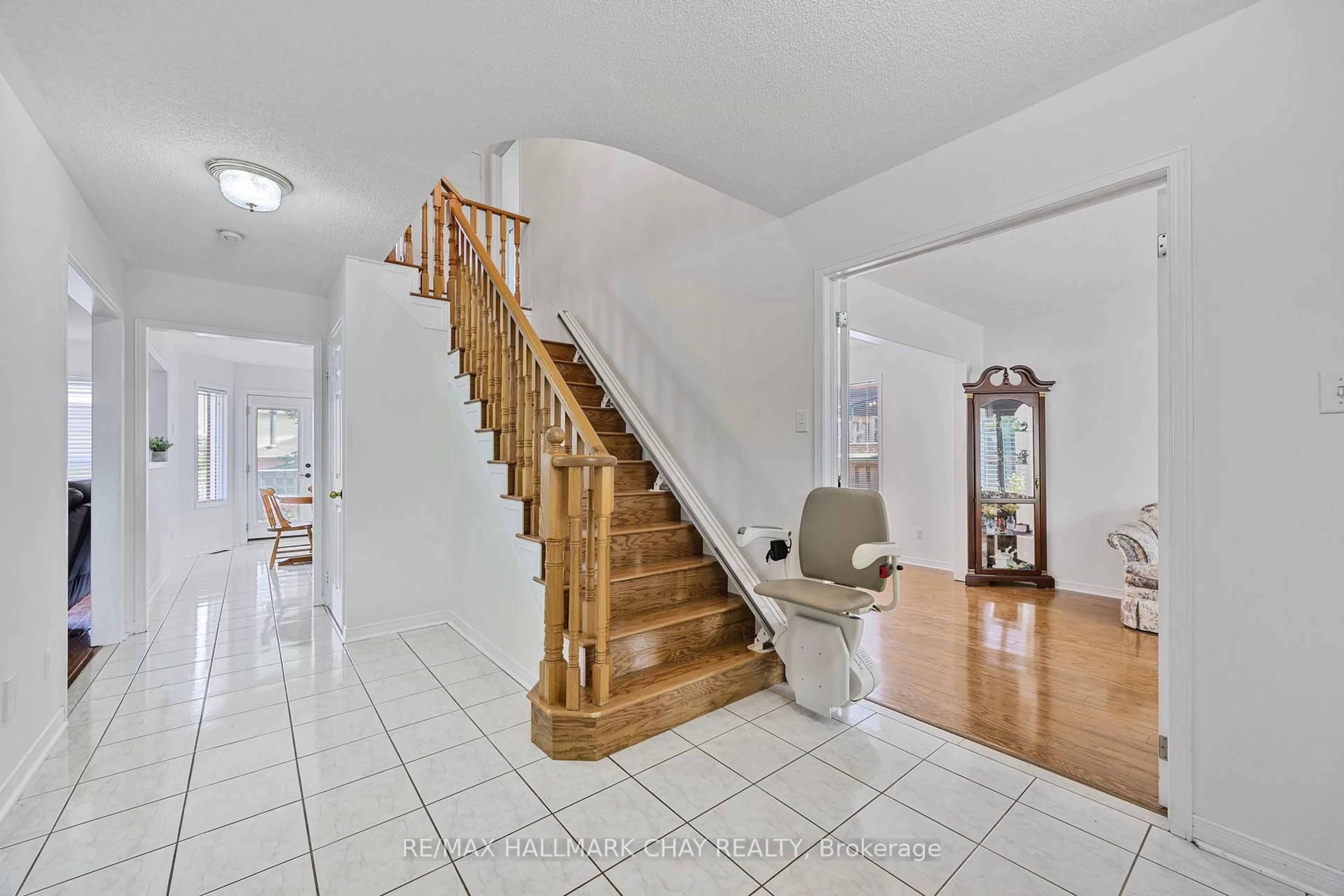 Indoor foyer for 132 James St, Barrie Ontario L4N 6X9