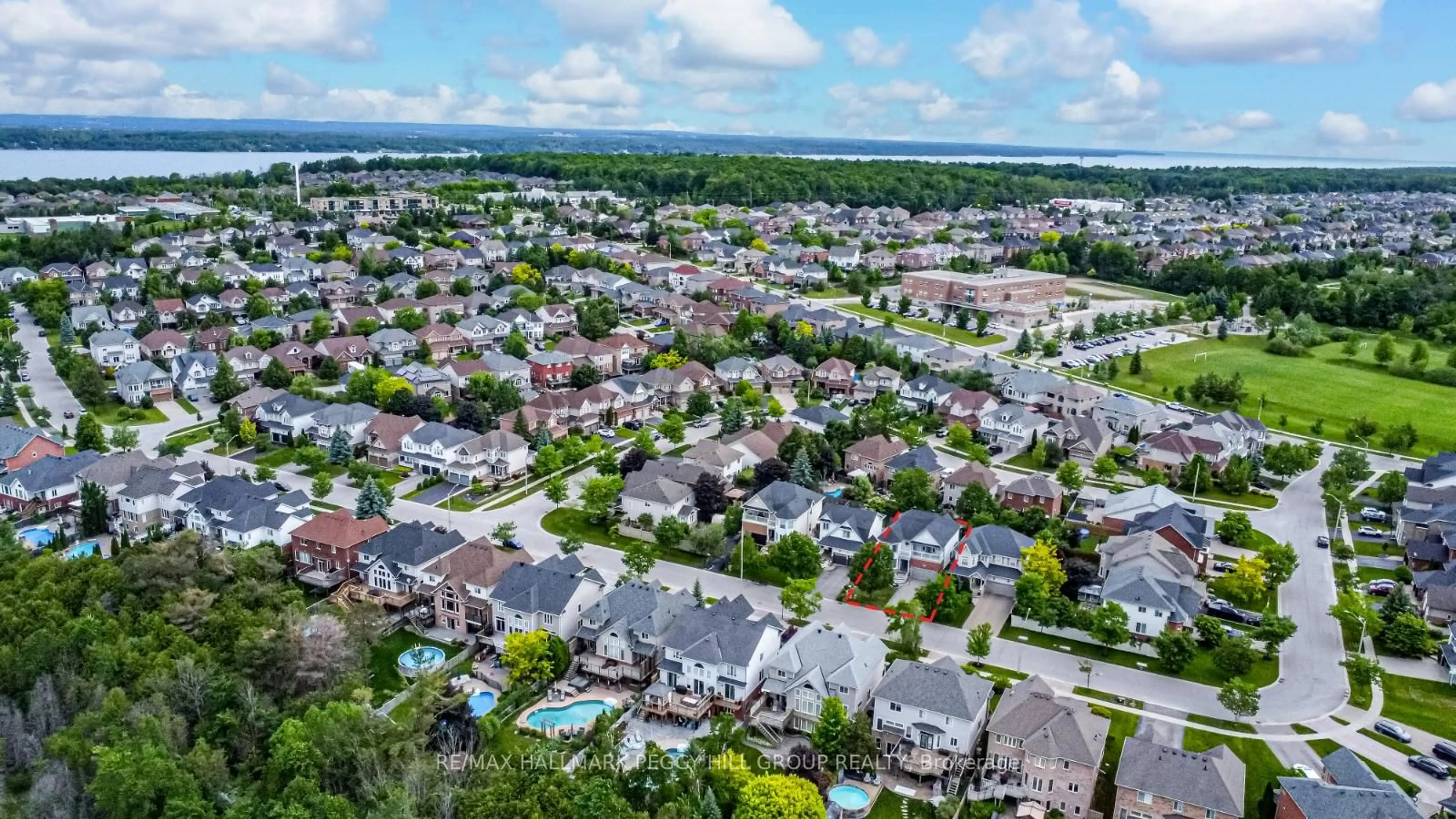 A pic from outside/outdoor area/front of a property/back of a property/a pic from drone, street for 35 Birkhall Pl, Barrie Ontario L4N 0K5