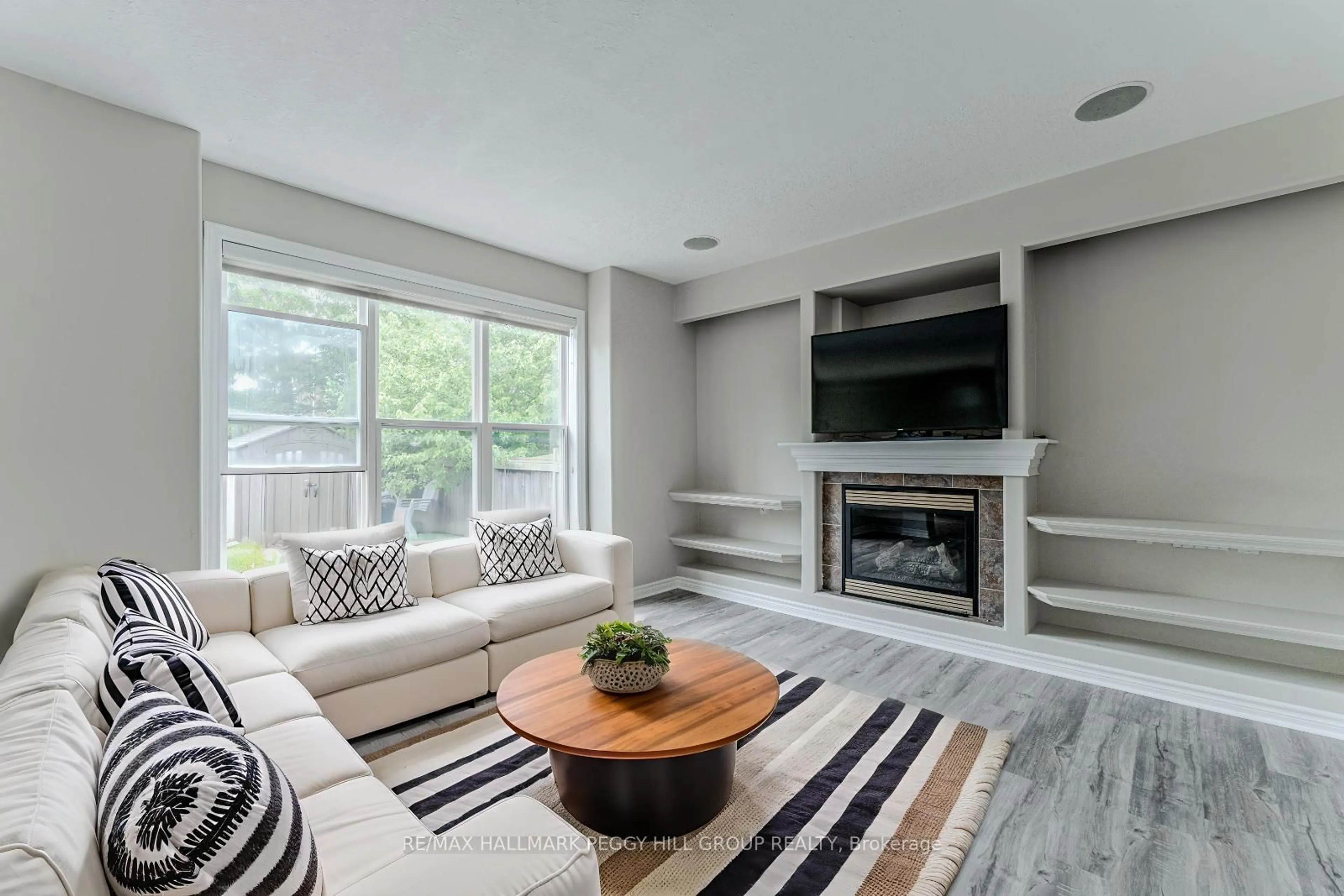 Living room with furniture, unknown for 35 Birkhall Pl, Barrie Ontario L4N 0K5
