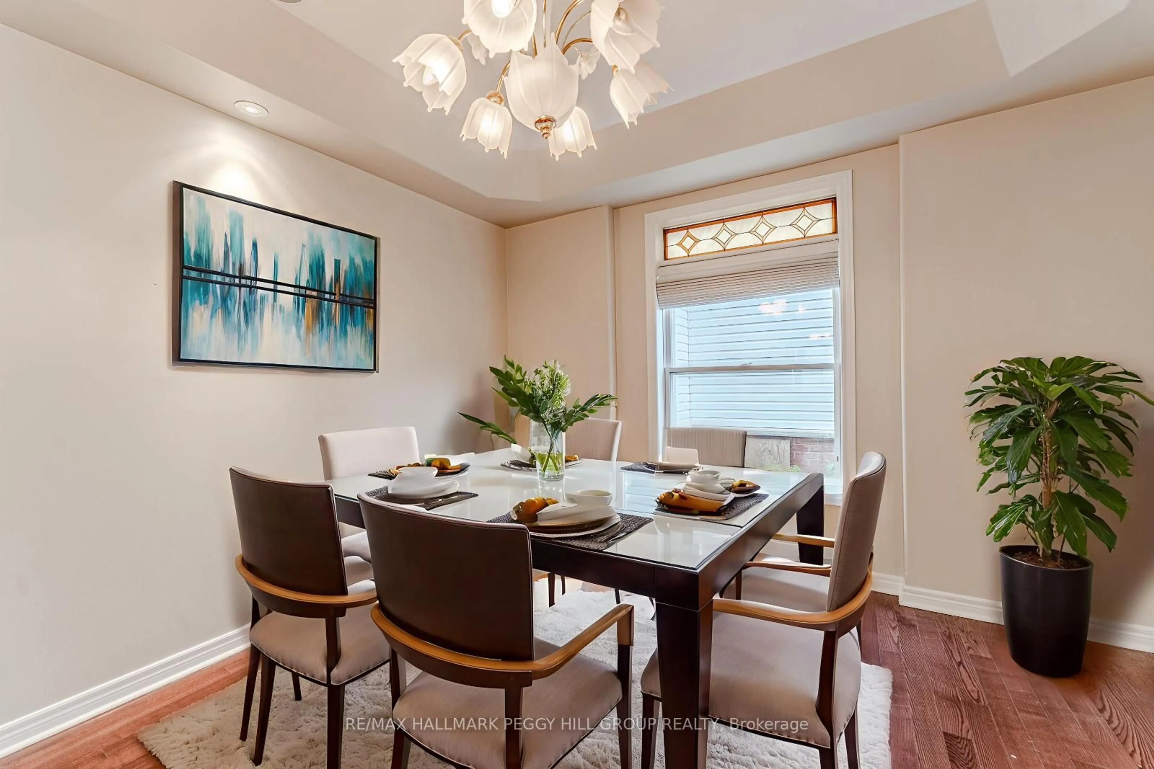 Dining room, wood/laminate floor for 35 Birkhall Pl, Barrie Ontario L4N 0K5