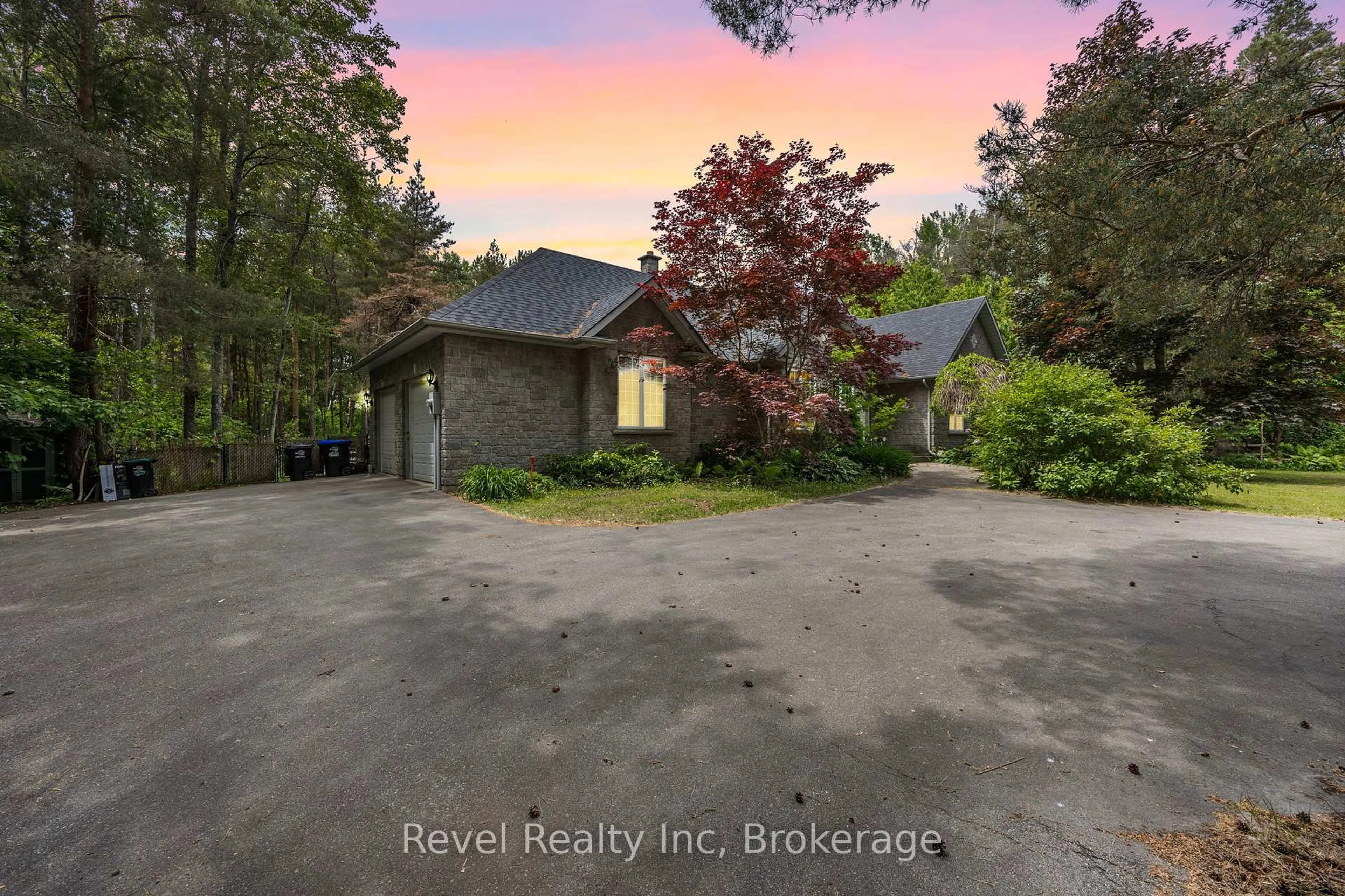 A pic from outside/outdoor area/front of a property/back of a property/a pic from drone, unknown for 2924 10 NOTTAWASAGA, Clearview Ontario L9Y 3Y9