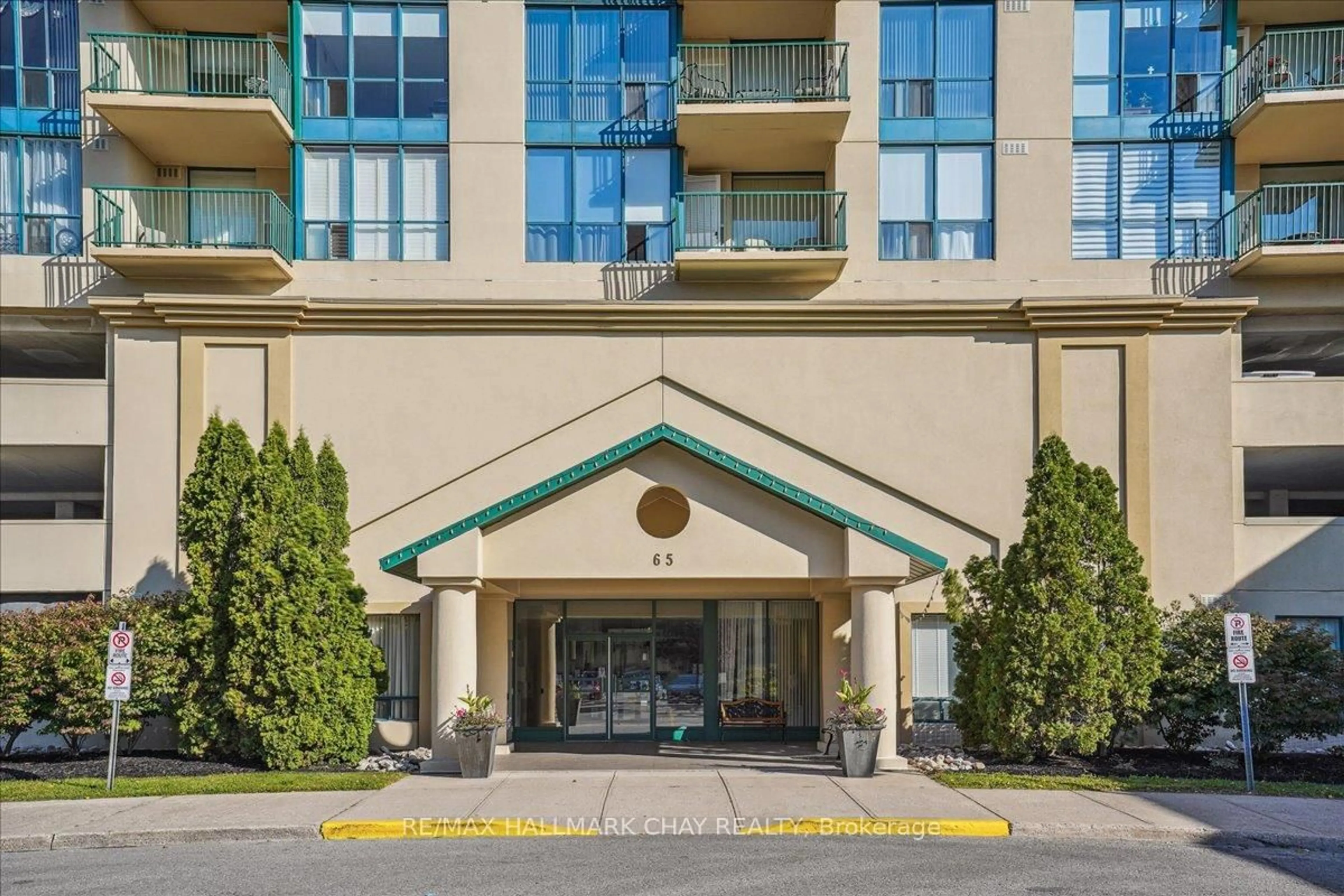Indoor foyer for 65 Ellen St #809, Barrie Ontario L4N 3A5