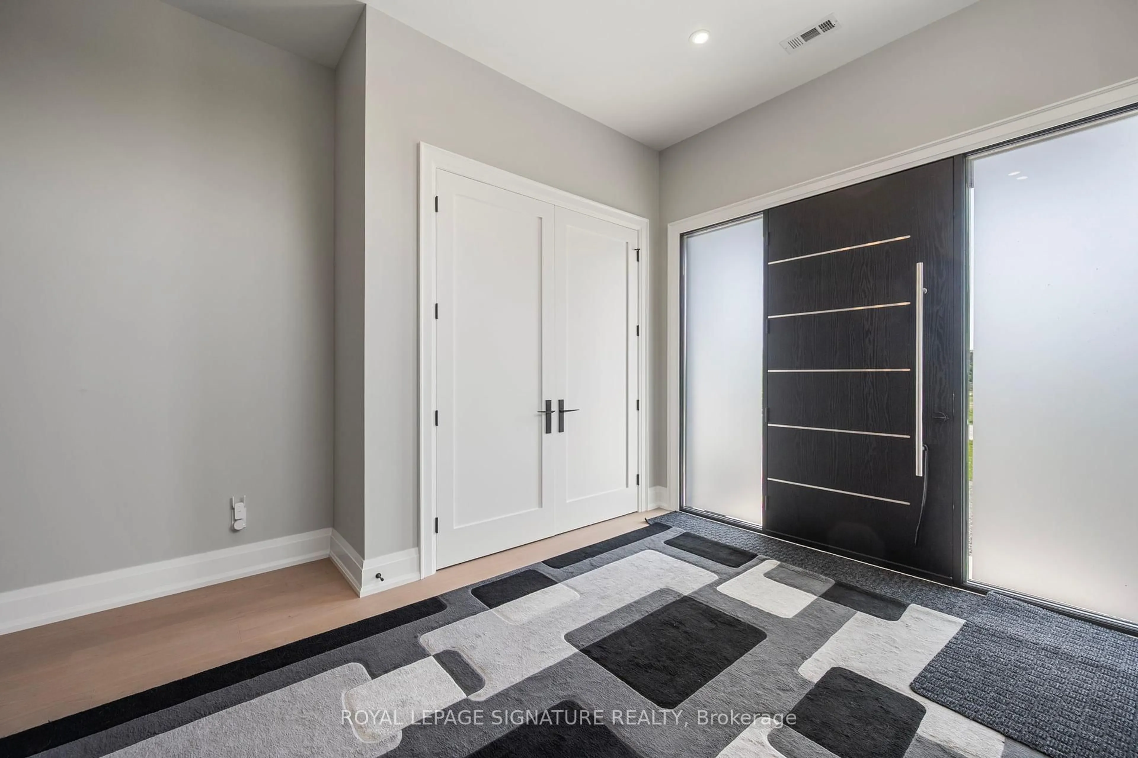 Indoor entryway for 2978 Suntrac Dr, Ramara Ontario L0K 1B0
