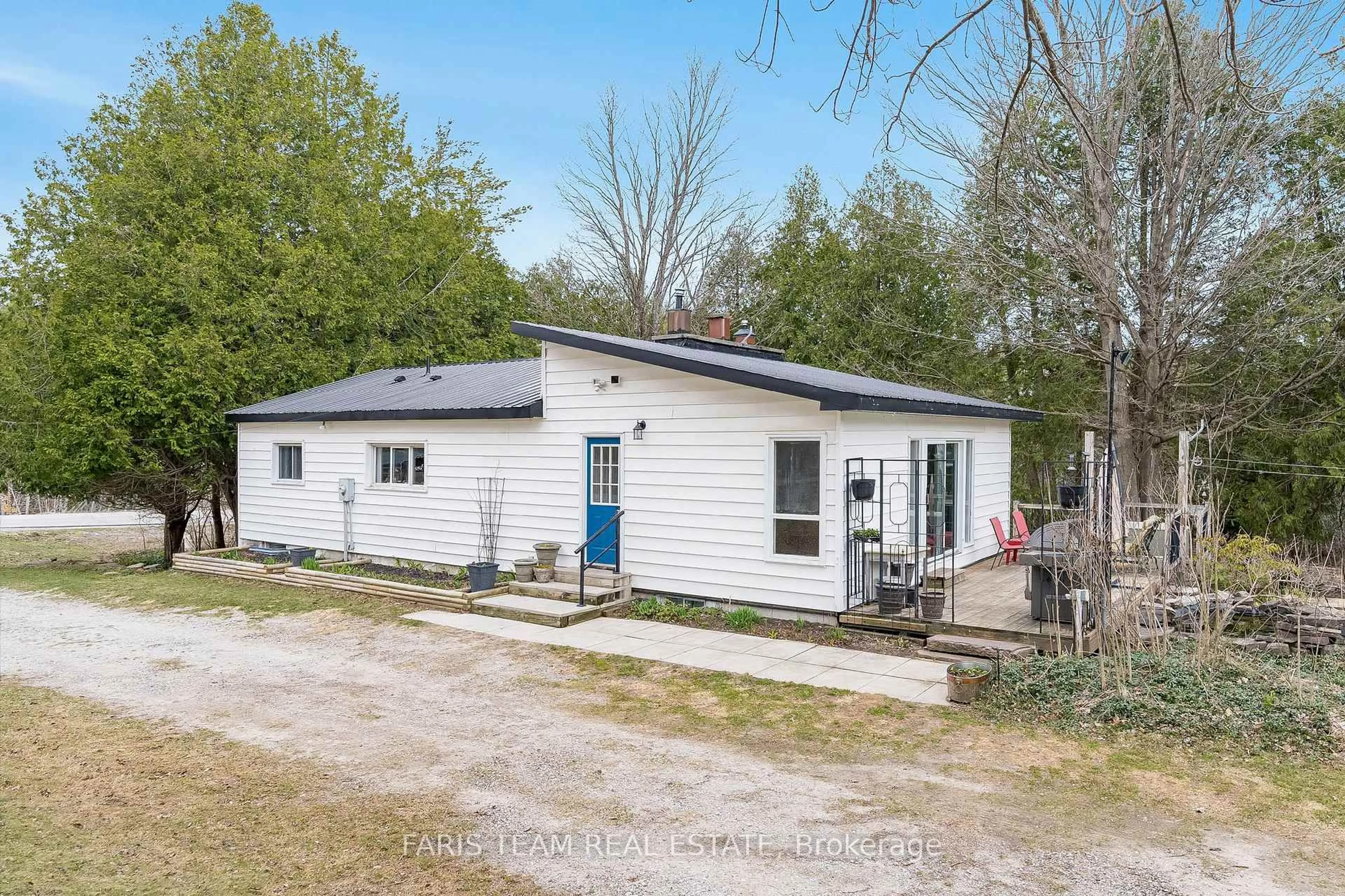 A pic from outside/outdoor area/front of a property/back of a property/a pic from drone, building for 1983 Horseshoe Valley Rd, Oro-Medonte Ontario L4M 4Y8