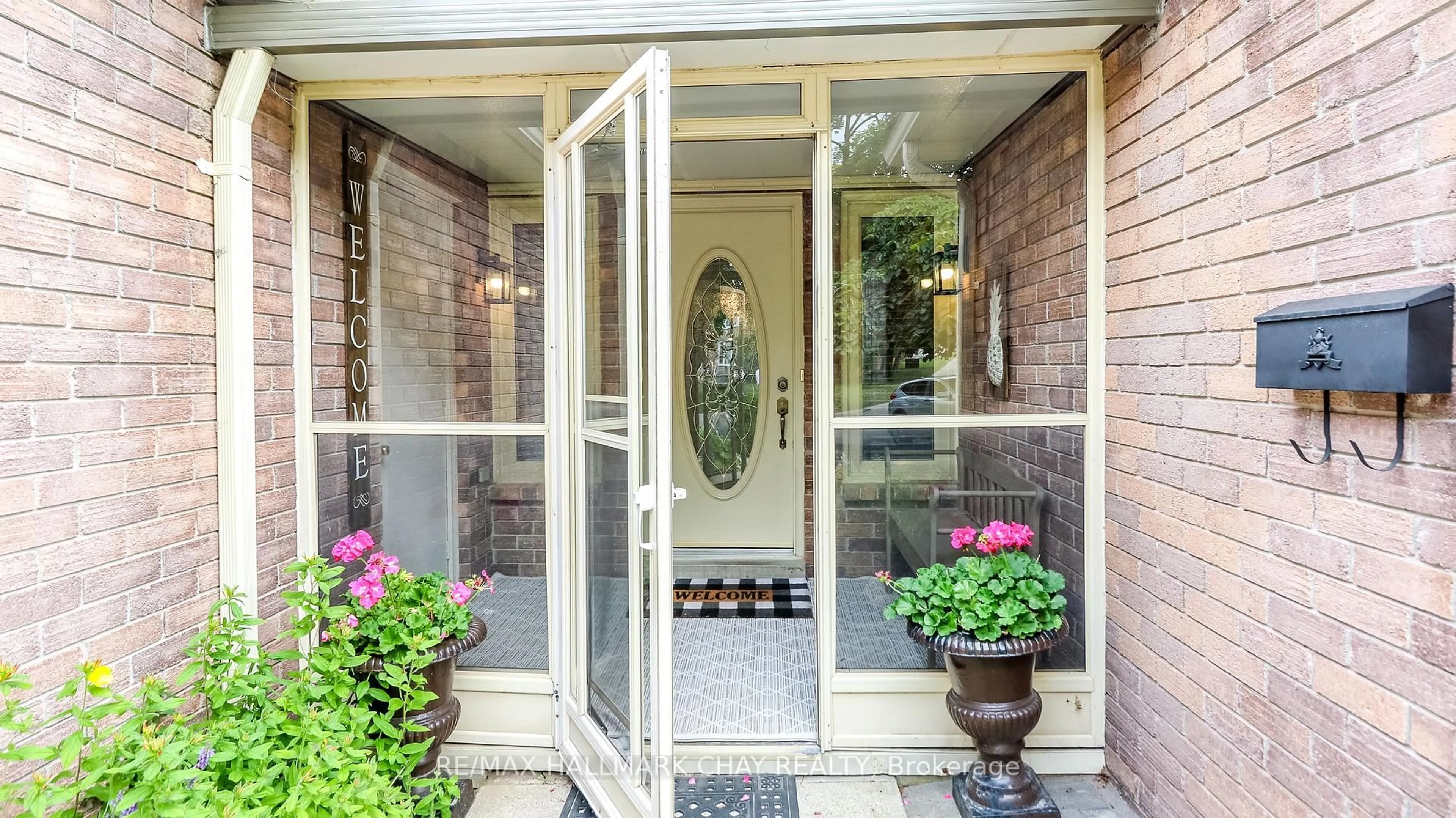 Indoor entryway for 14 Autumn Lane, Barrie Ontario L4N 6G8