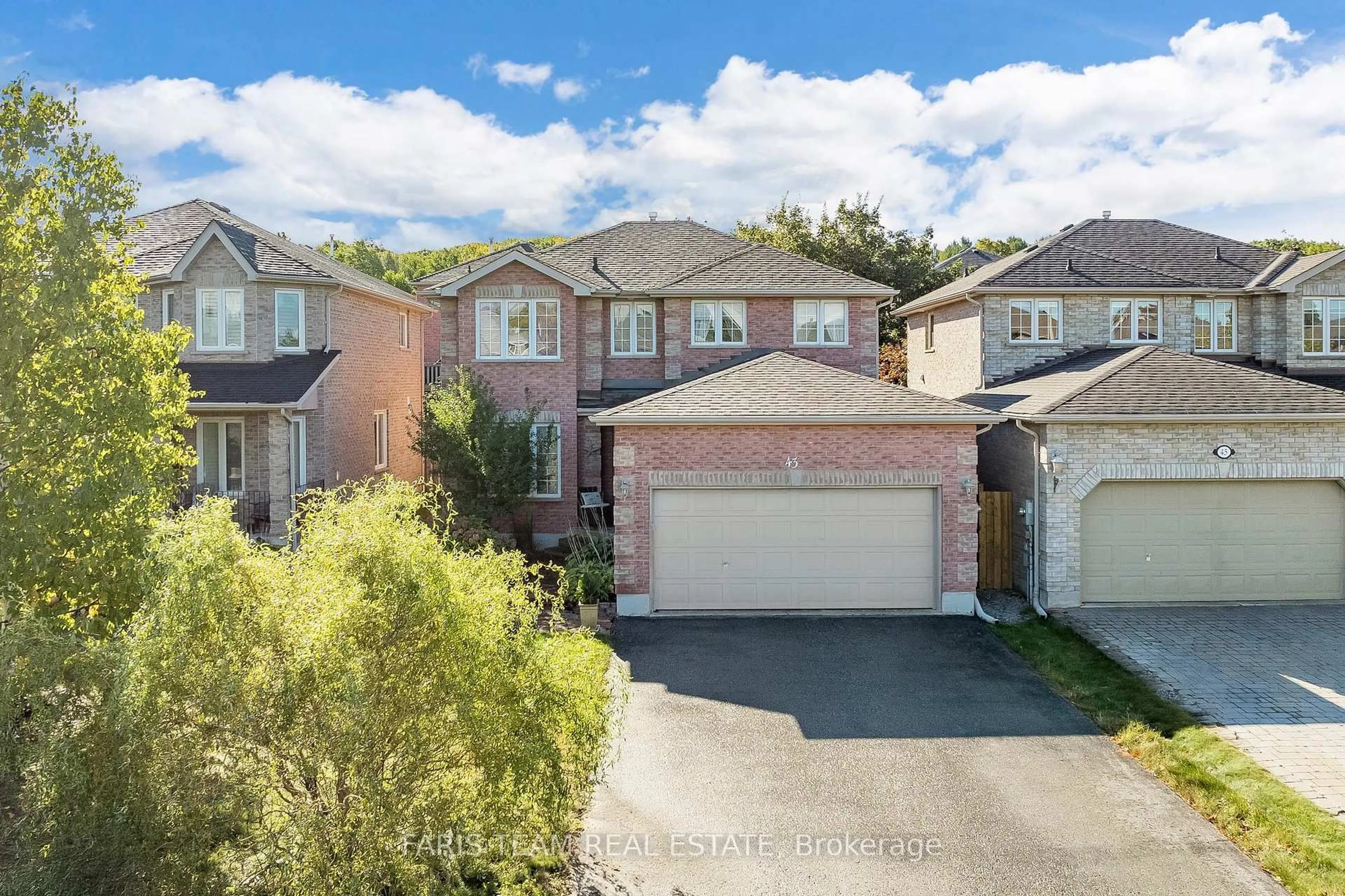 A pic from outside/outdoor area/front of a property/back of a property/a pic from drone, street for 43 Dunnett Dr, Barrie Ontario L4N 0J7
