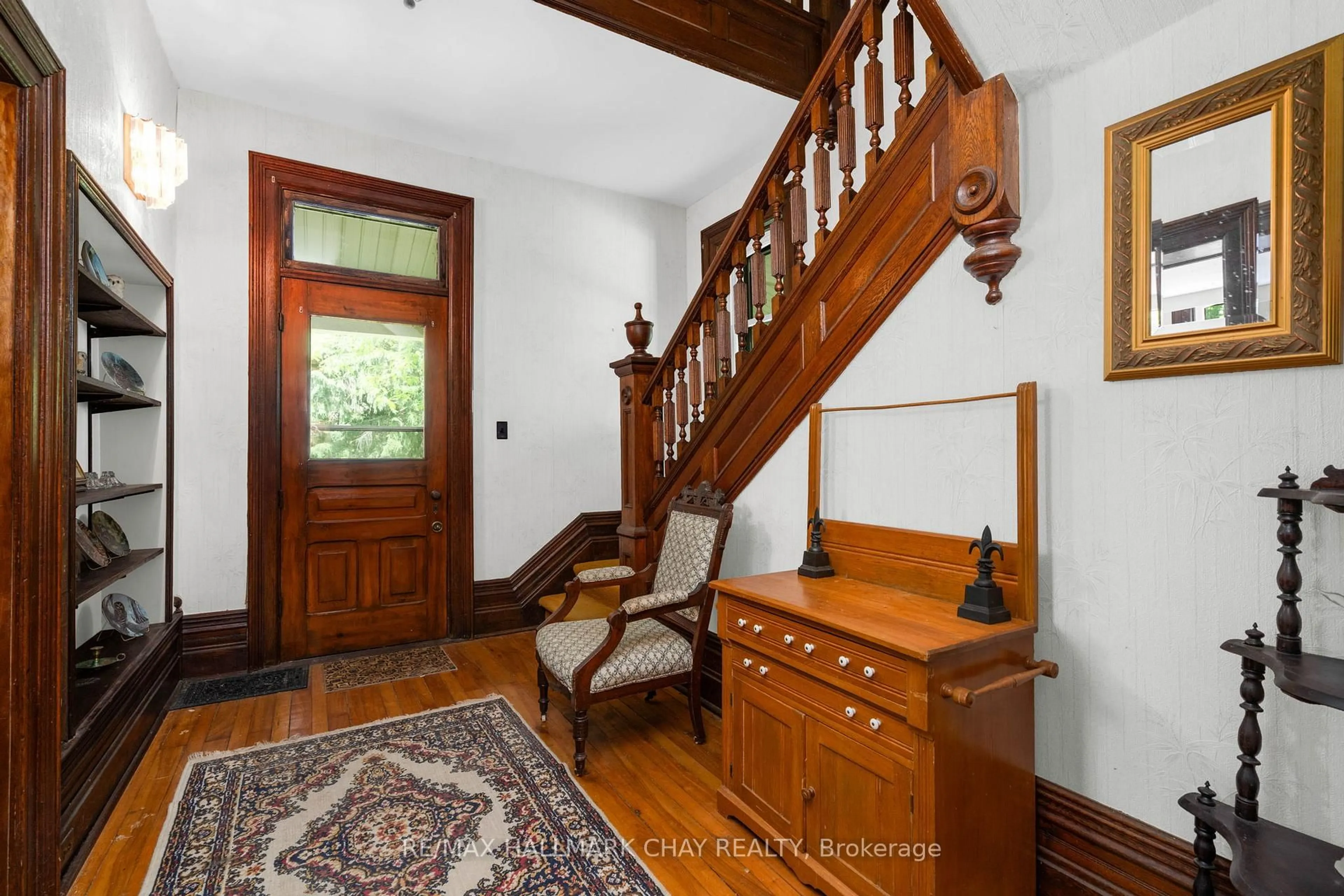 Indoor foyer for 1407 Flos 8 Rd, Springwater Ontario L0L 1P0