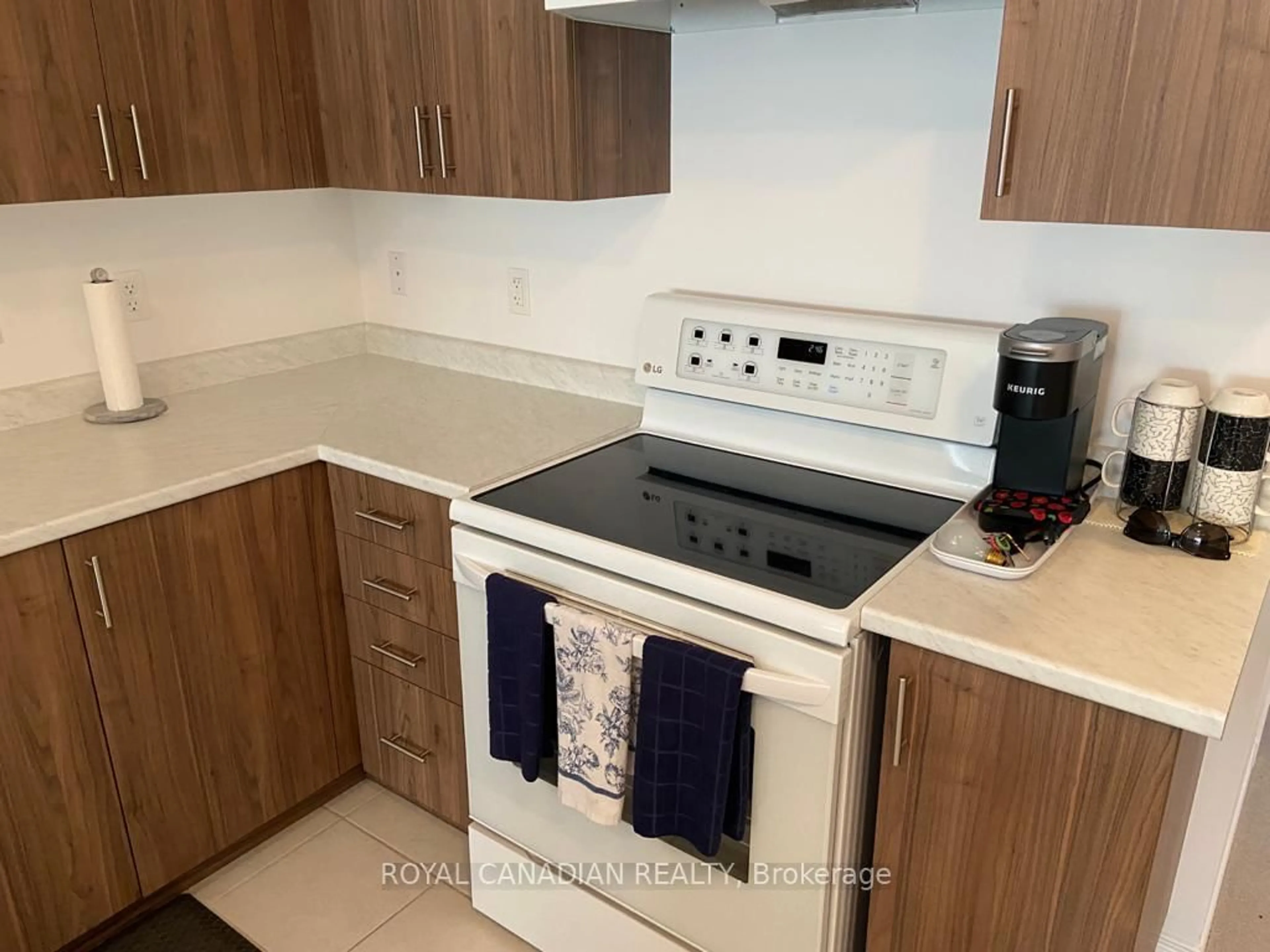 Standard kitchen, unknown for 102 Isabella Dr, Orillia Ontario L3V 8K7