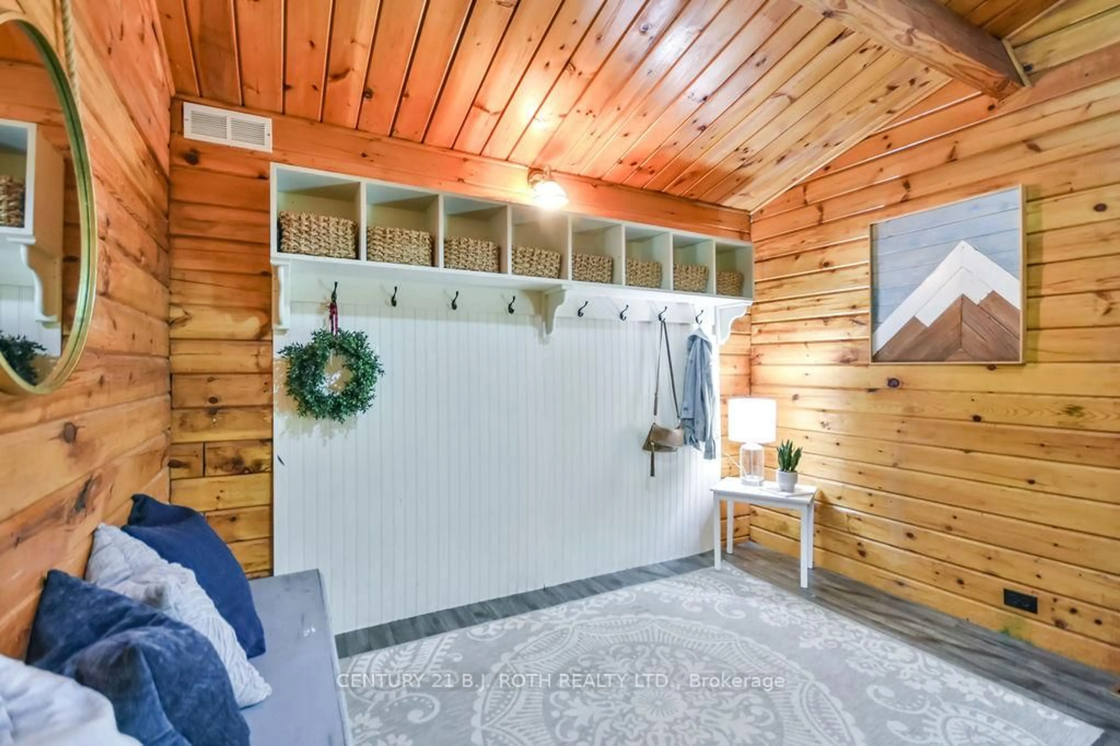 Indoor entryway for 56 Slalom Dr, Oro-Medonte Ontario L0K 1N0