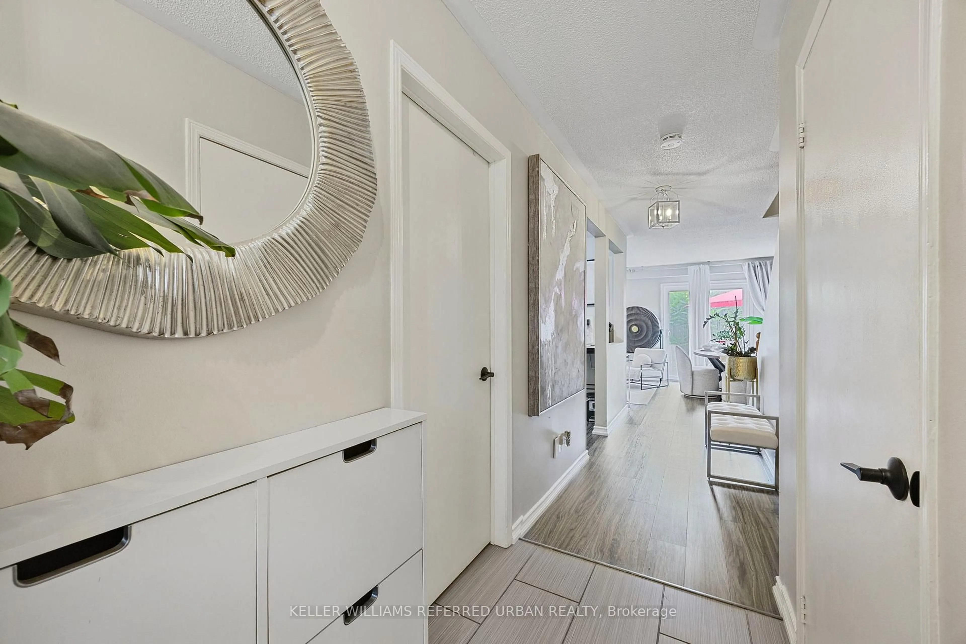 Indoor entryway for 325 West N St #15, Orillia Ontario L3V 7P4