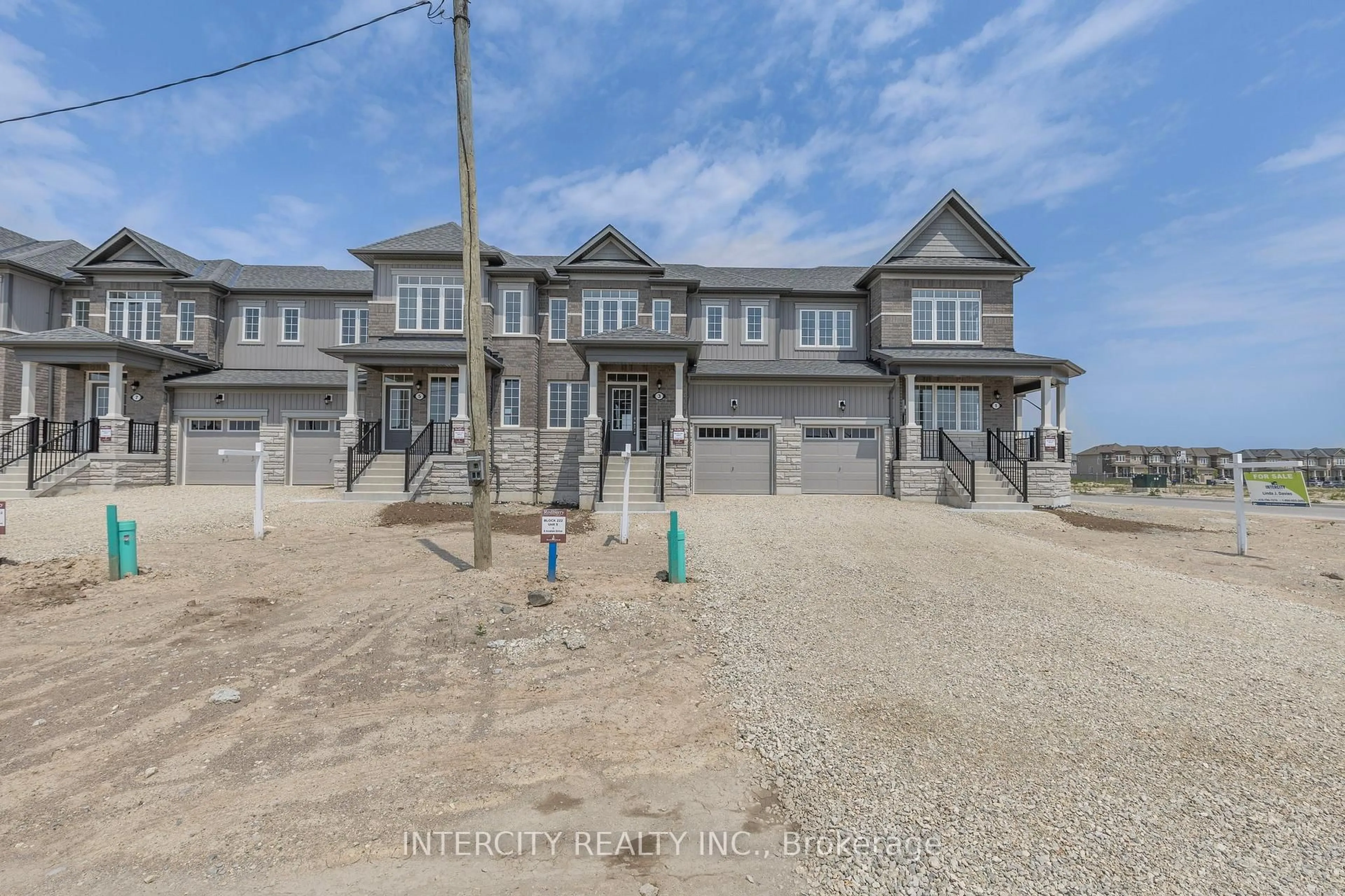 A pic from outside/outdoor area/front of a property/back of a property/a pic from drone, street for 3 Avalon Dr, Wasaga Beach Ontario L9R 0M2
