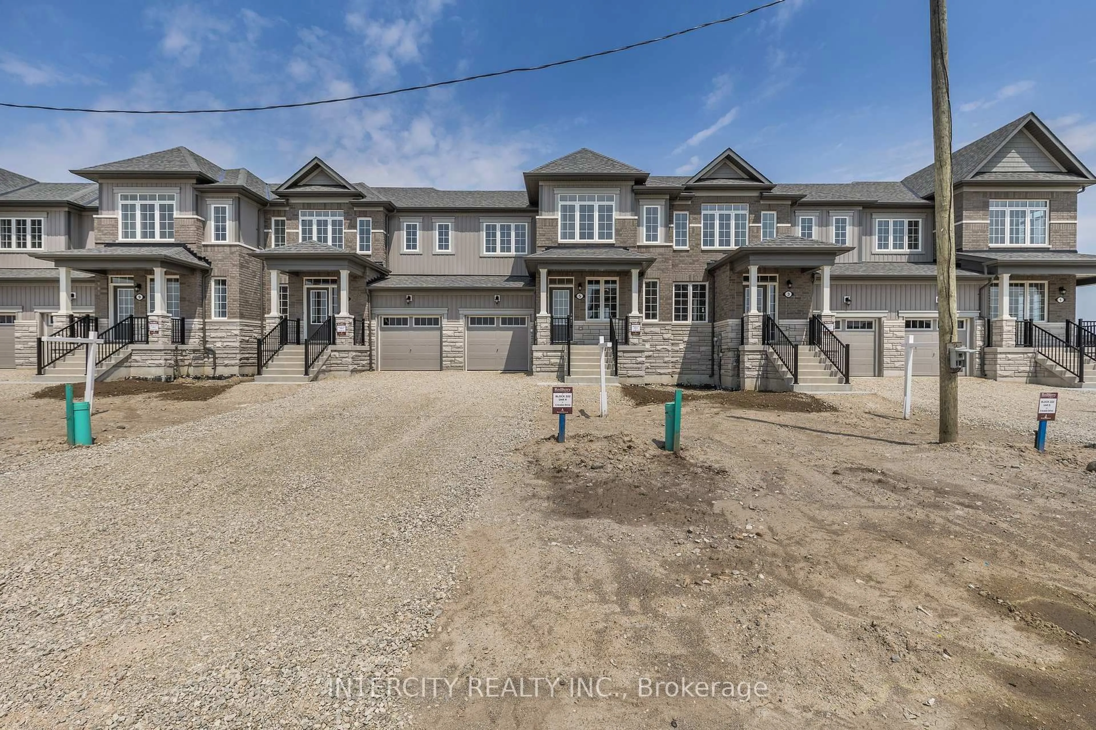 A pic from outside/outdoor area/front of a property/back of a property/a pic from drone, street for 5 Avalon Dr, Wasaga Beach Ontario L9R 0M2