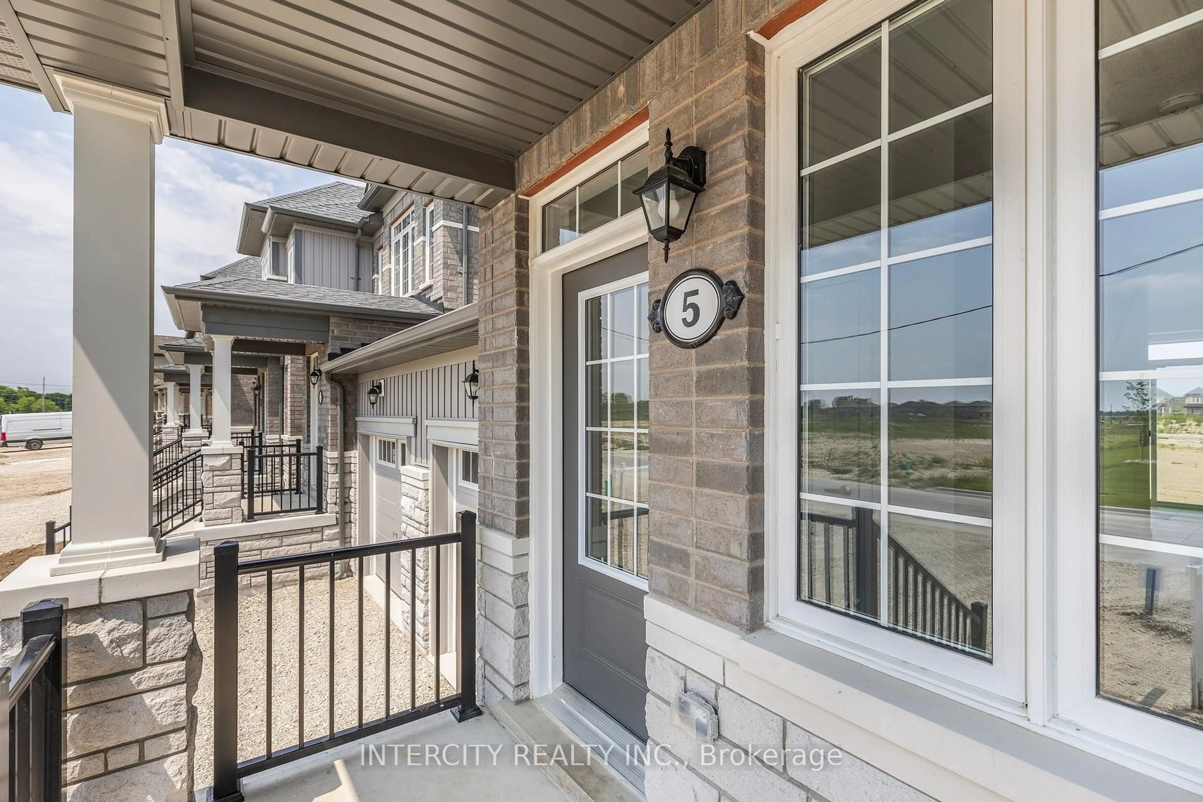 Indoor entryway for 5 Avalon Dr, Wasaga Beach Ontario L9R 0M2