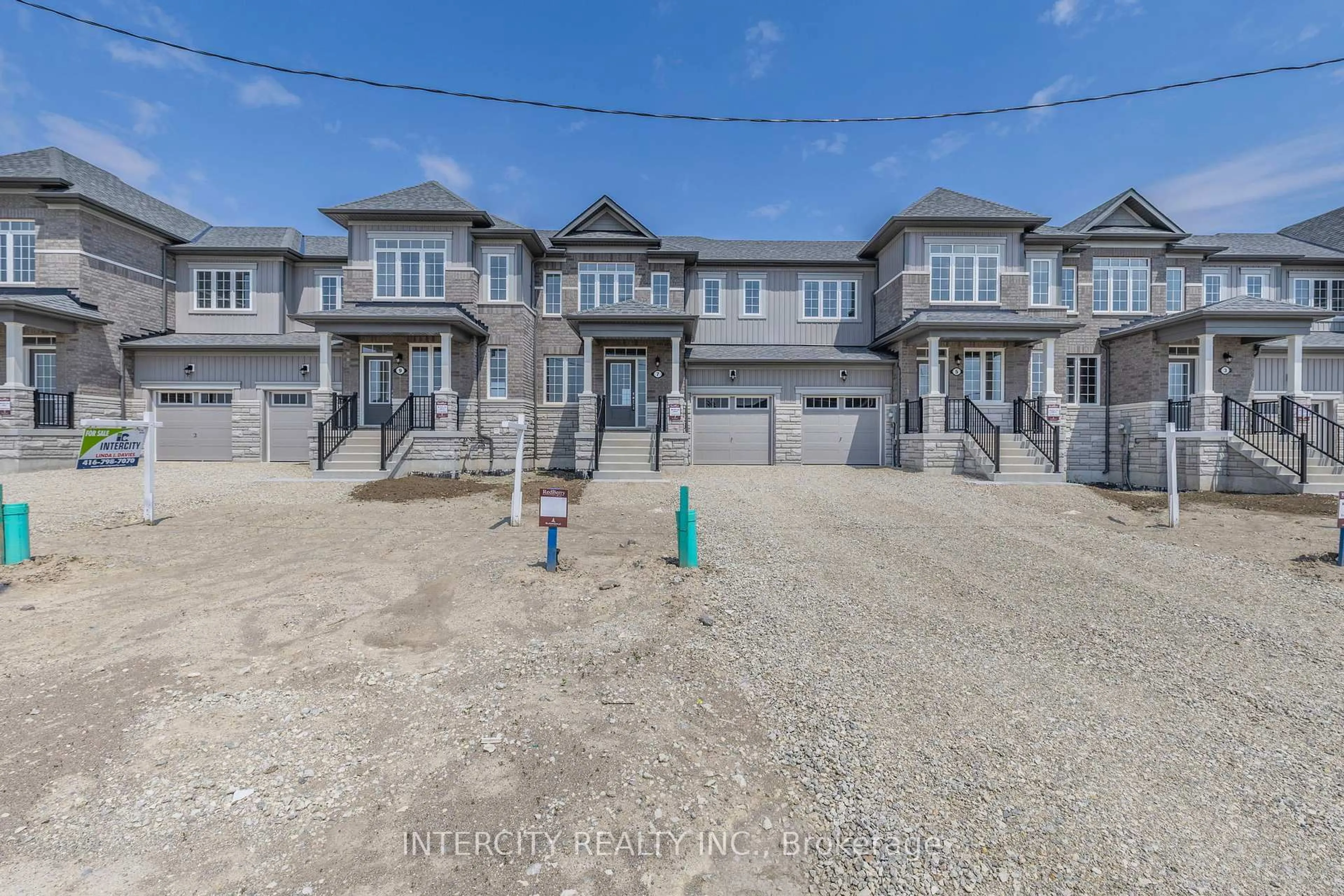 A pic from outside/outdoor area/front of a property/back of a property/a pic from drone, street for 7 Avalon Dr, Wasaga Beach Ontario L9R 0M2