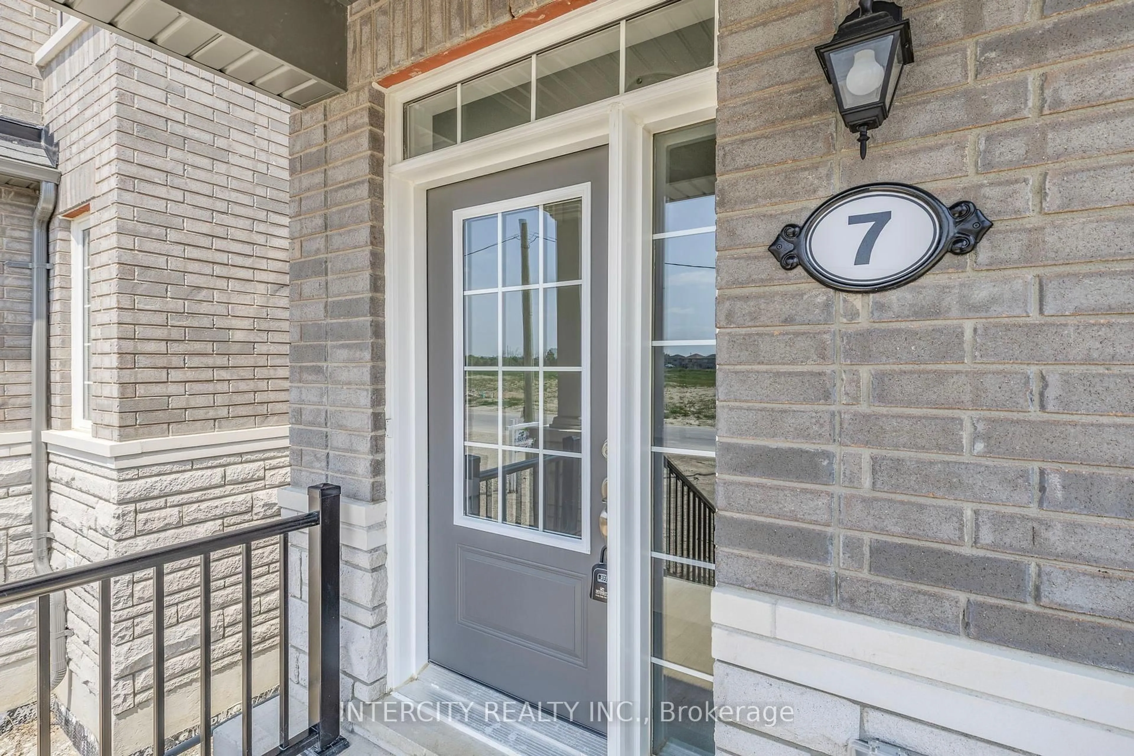 Indoor entryway for 7 Avalon Dr, Wasaga Beach Ontario L9R 0M2