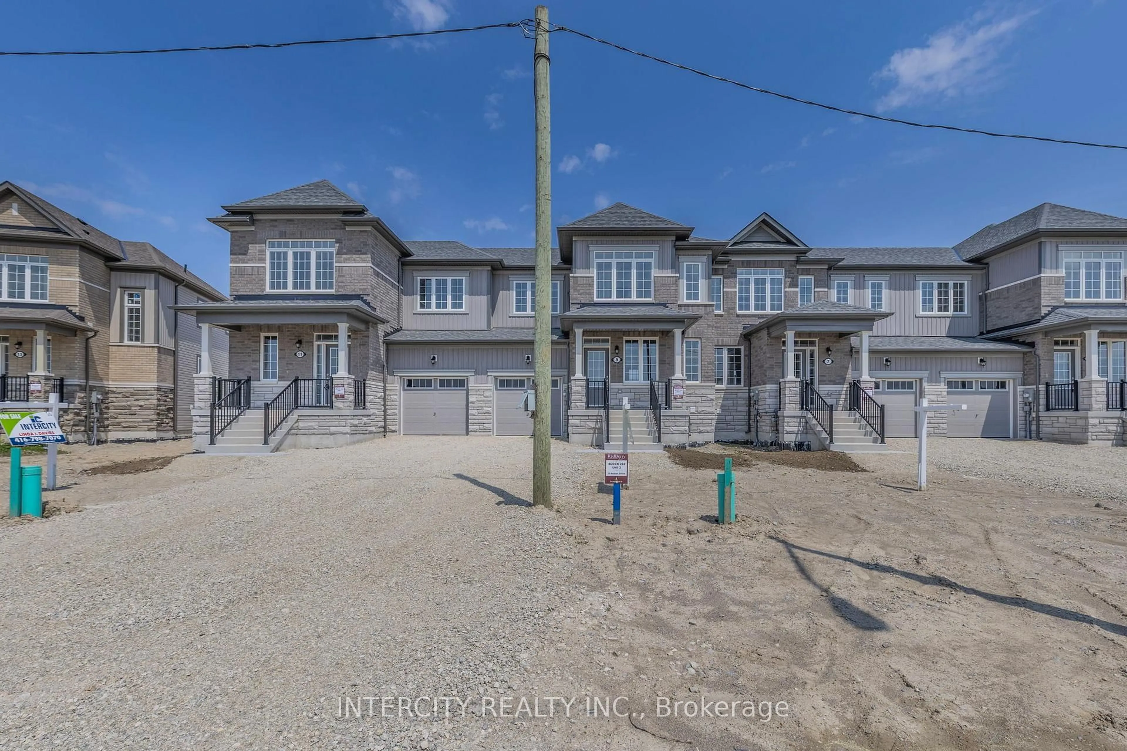 A pic from outside/outdoor area/front of a property/back of a property/a pic from drone, street for 9 Avalon Dr, Wasaga Beach Ontario L9R 0M2