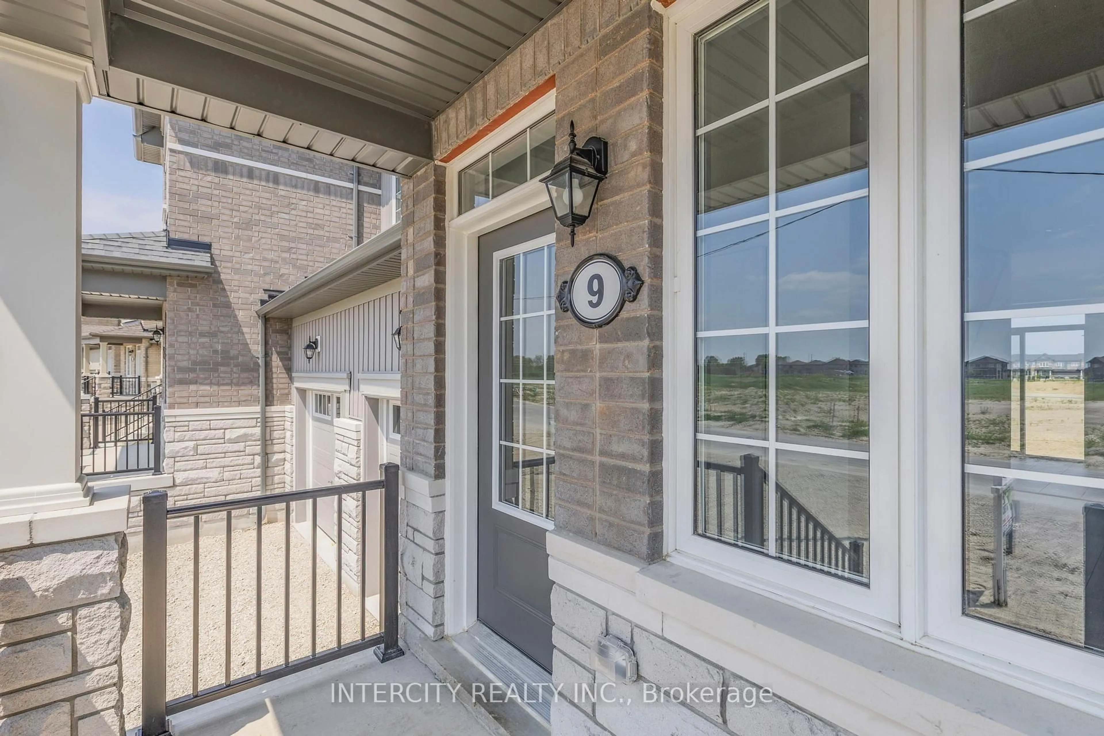 Indoor entryway for 9 Avalon Dr, Wasaga Beach Ontario L9R 0M2