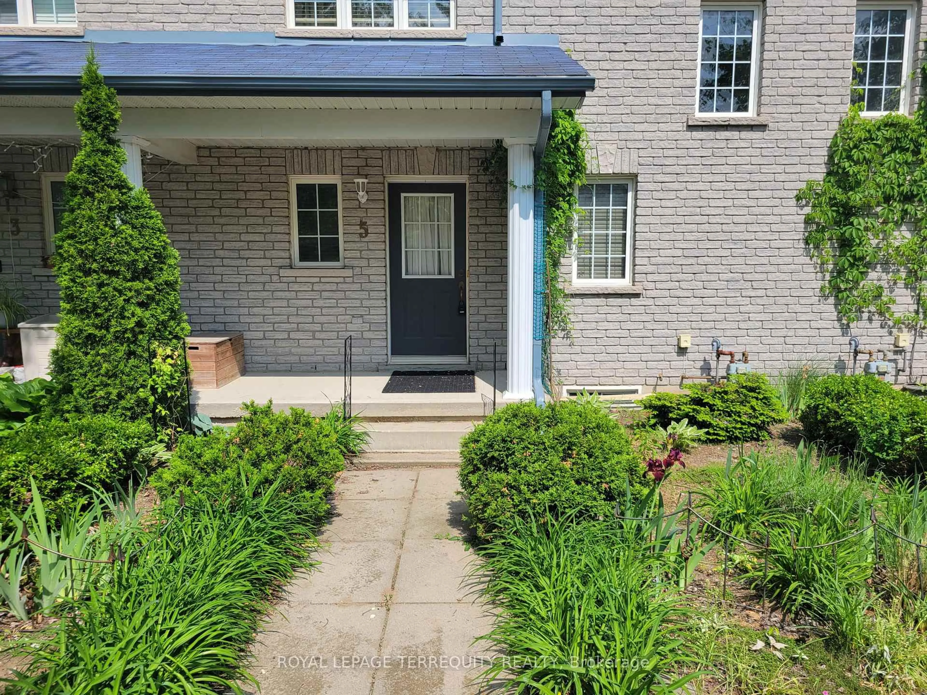 Indoor entryway for 5 Silver Maple Cres, Barrie Ontario L4N 0Y4
