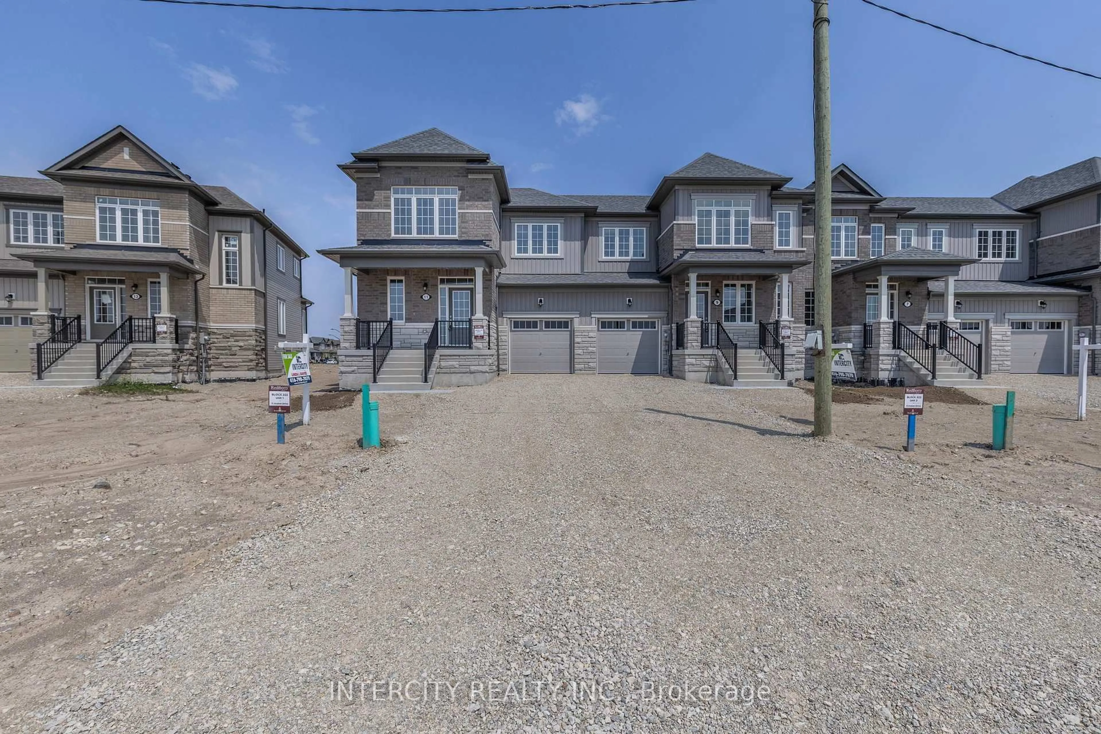 A pic from outside/outdoor area/front of a property/back of a property/a pic from drone, street for 11 Avalon Dr, Wasaga Beach Ontario L9R 0M2