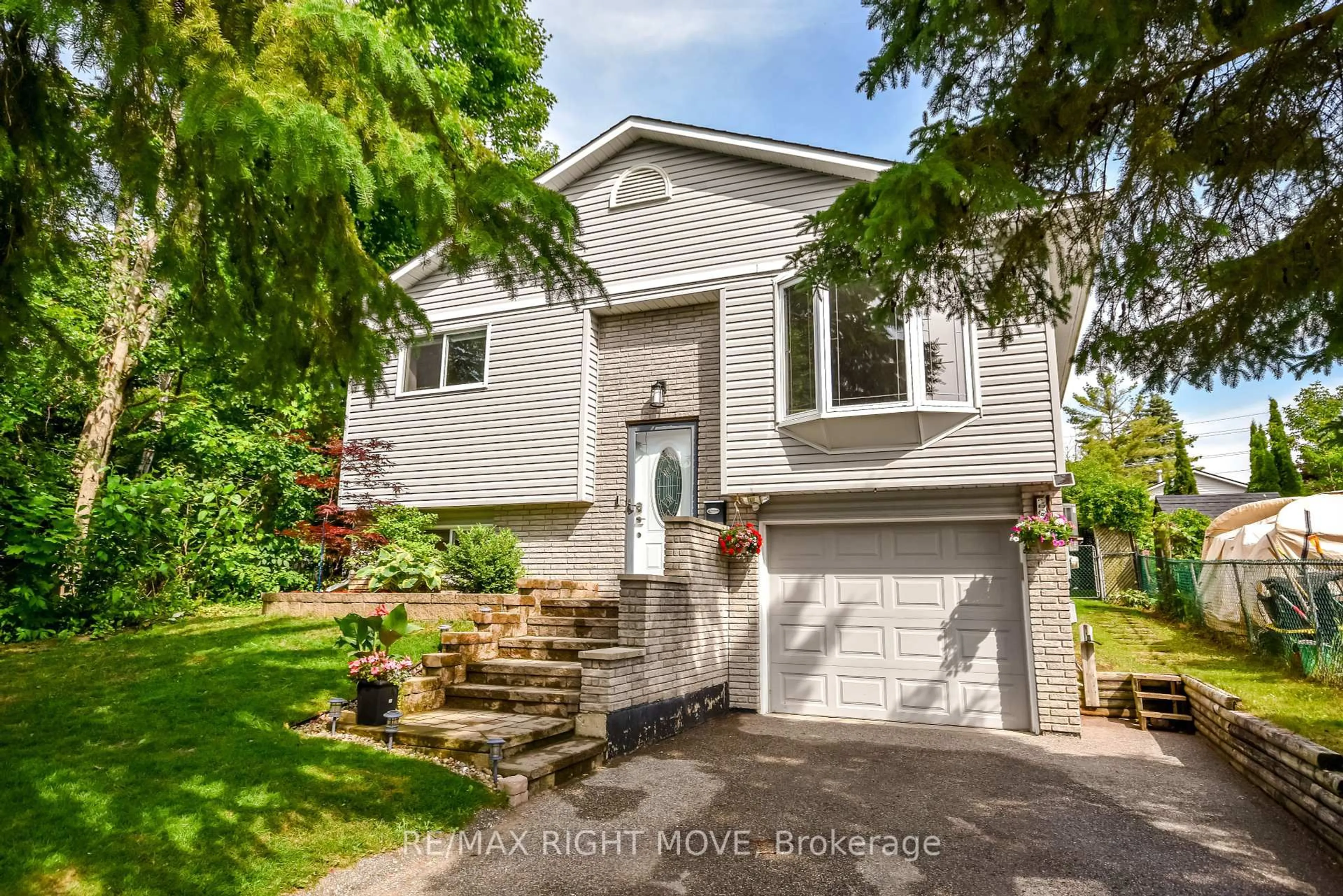 Home with vinyl exterior material, street for 28 Christine Pl, Orillia Ontario L3V 7P1