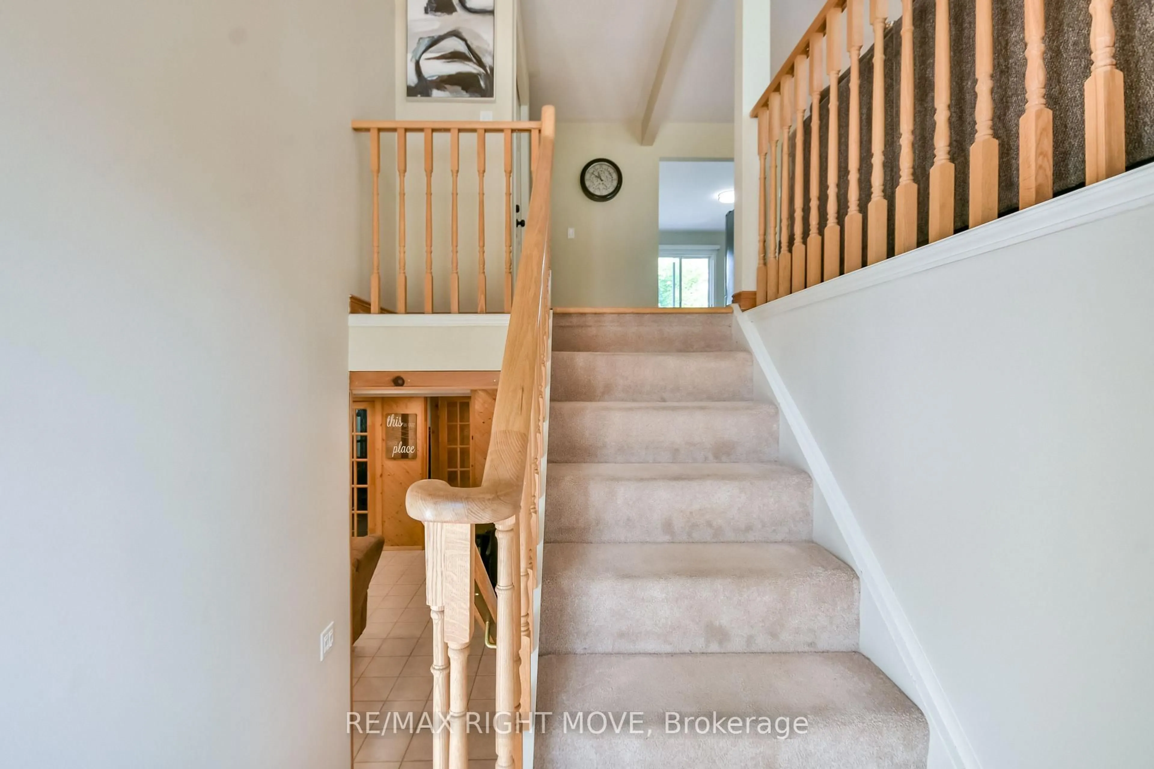 Stairs for 28 Christine Pl, Orillia Ontario L3V 7P1
