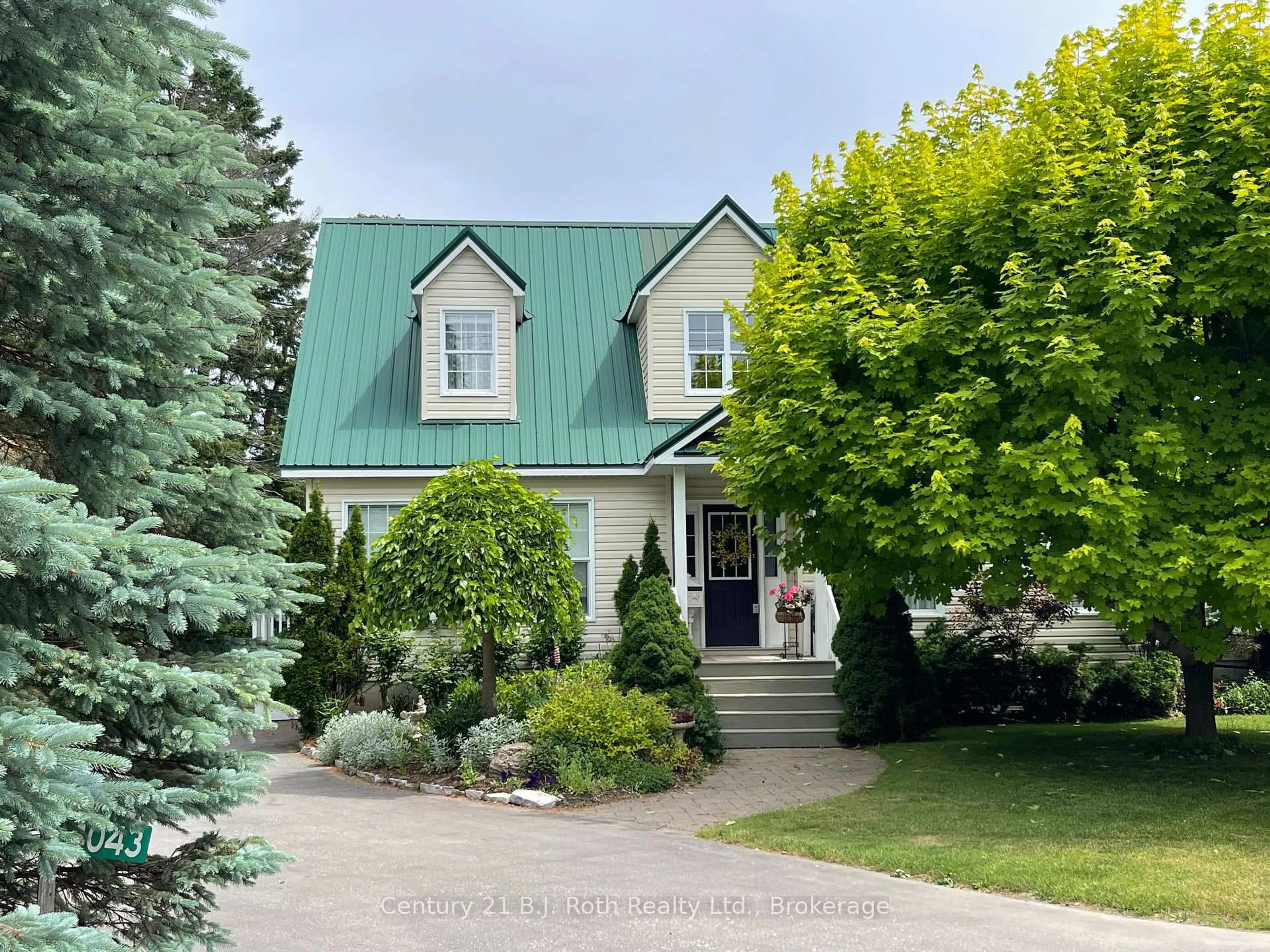 A pic from outside/outdoor area/front of a property/back of a property/a pic from drone, street for 4043 Digby Dr, Severn Ontario L3V 0X4