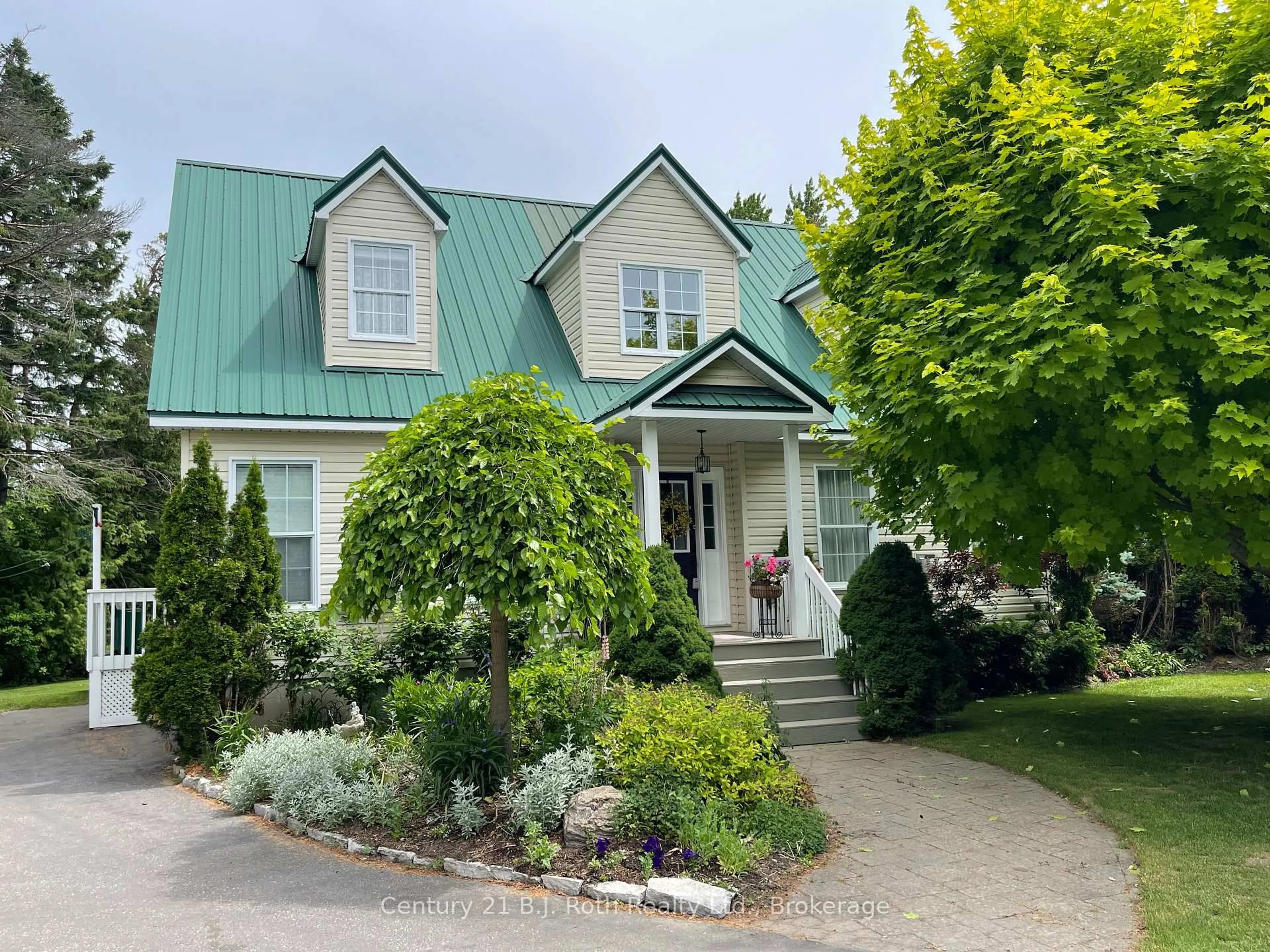 Home with vinyl exterior material, street for 4043 Digby Dr, Severn Ontario L3V 0X4